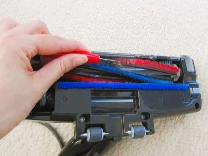 掃除機の回転ブラシに絡まった糸くずが一発で取れる!はさみ不要の"神アイテム"とは?