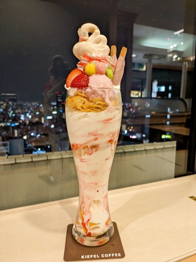 夜景見ながらパフェ食べてきた！