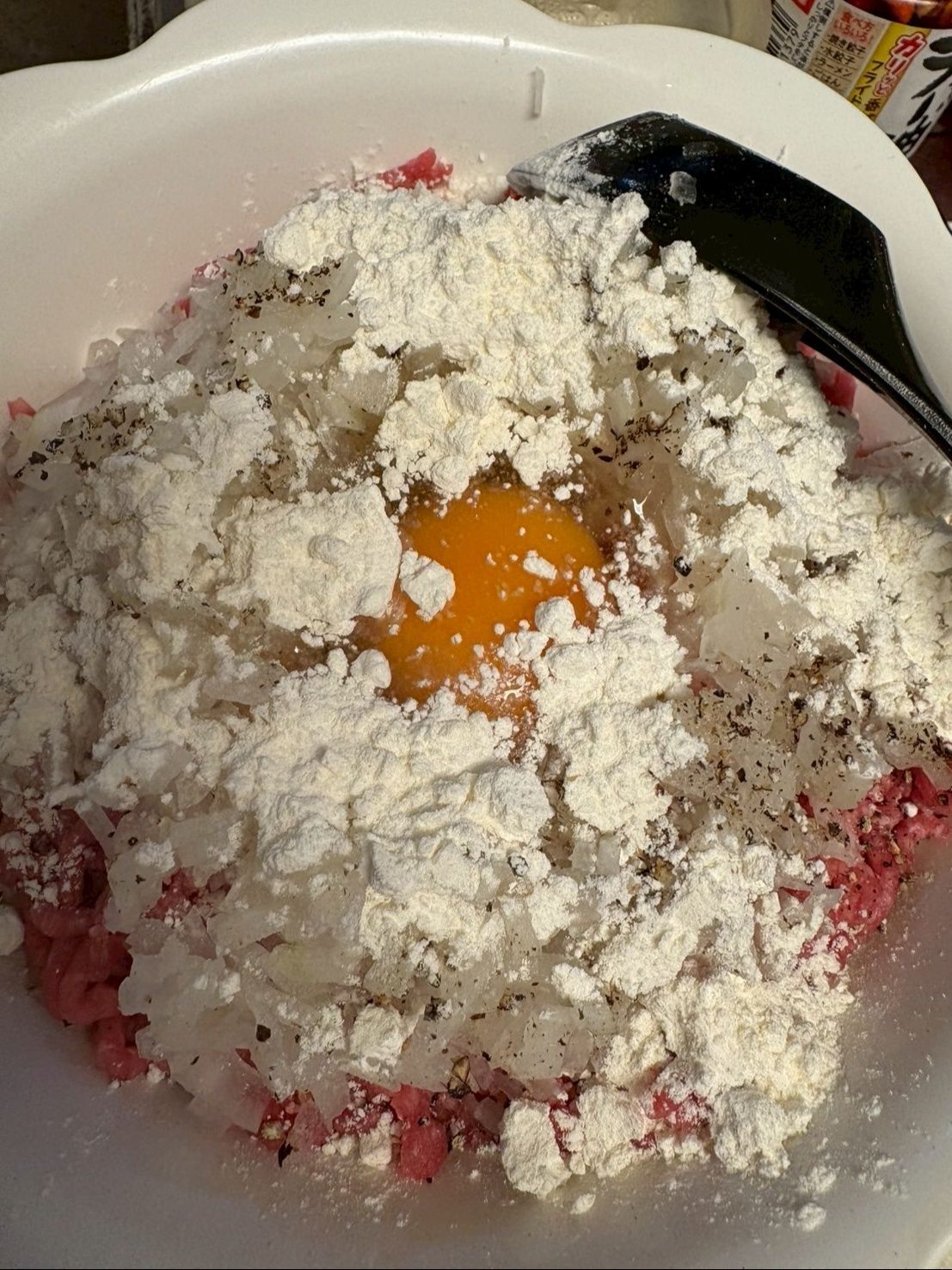 薄力粉を加えてよく混ぜ合わせます。