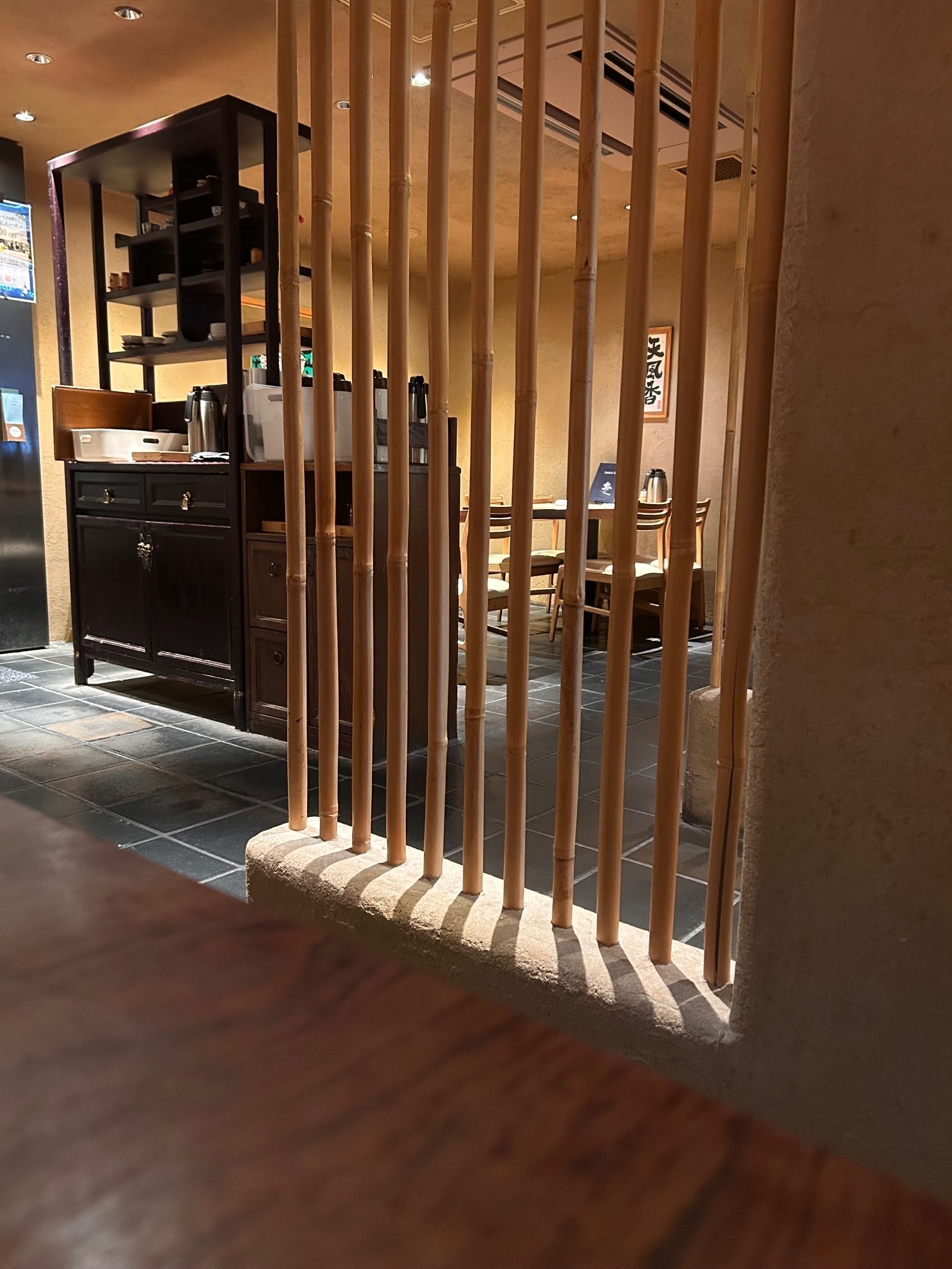 店内　入って右側