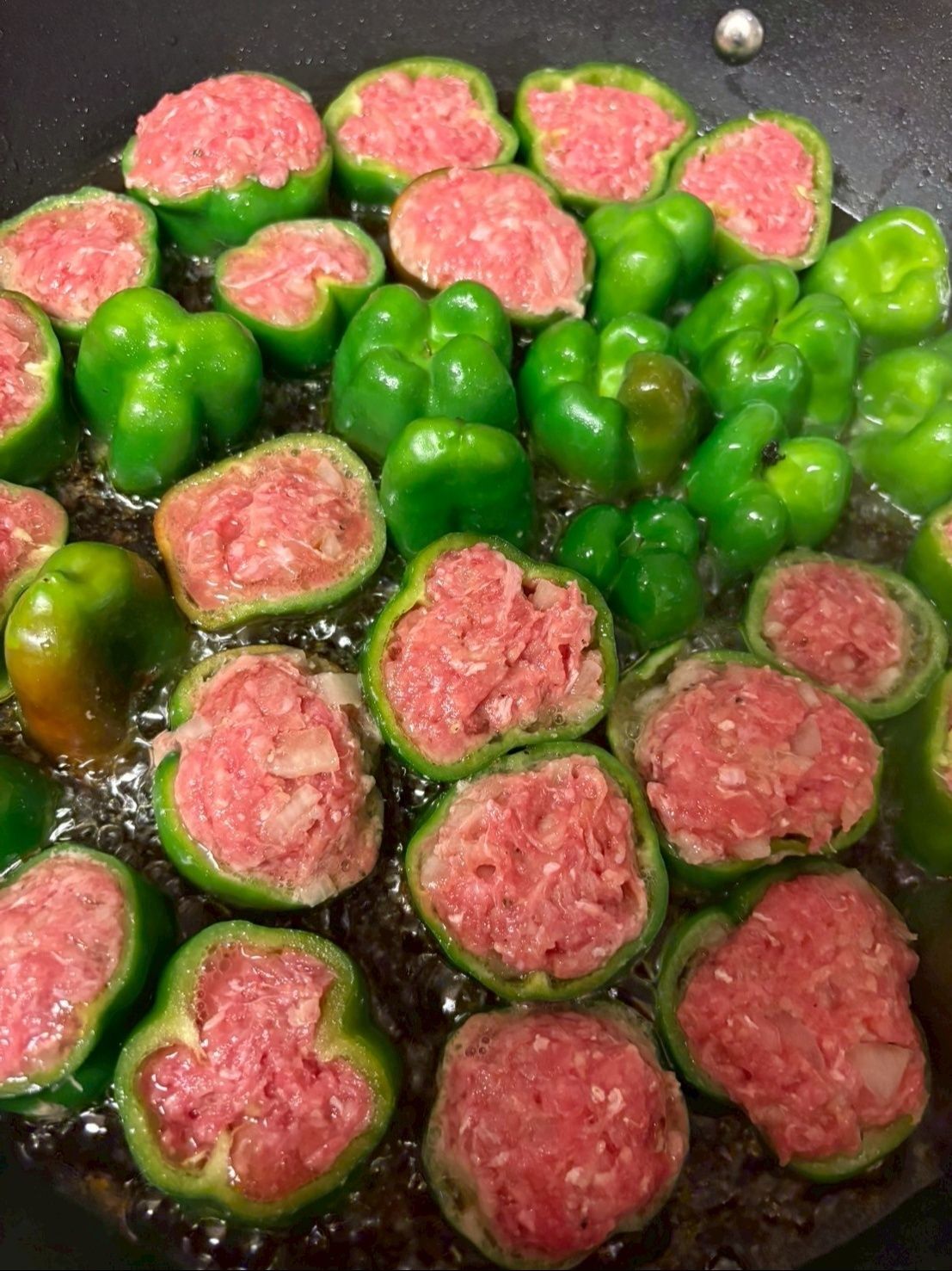 オリーブオイルをひいたフライパンに並べて蓋をして両面しっかり焼きます。