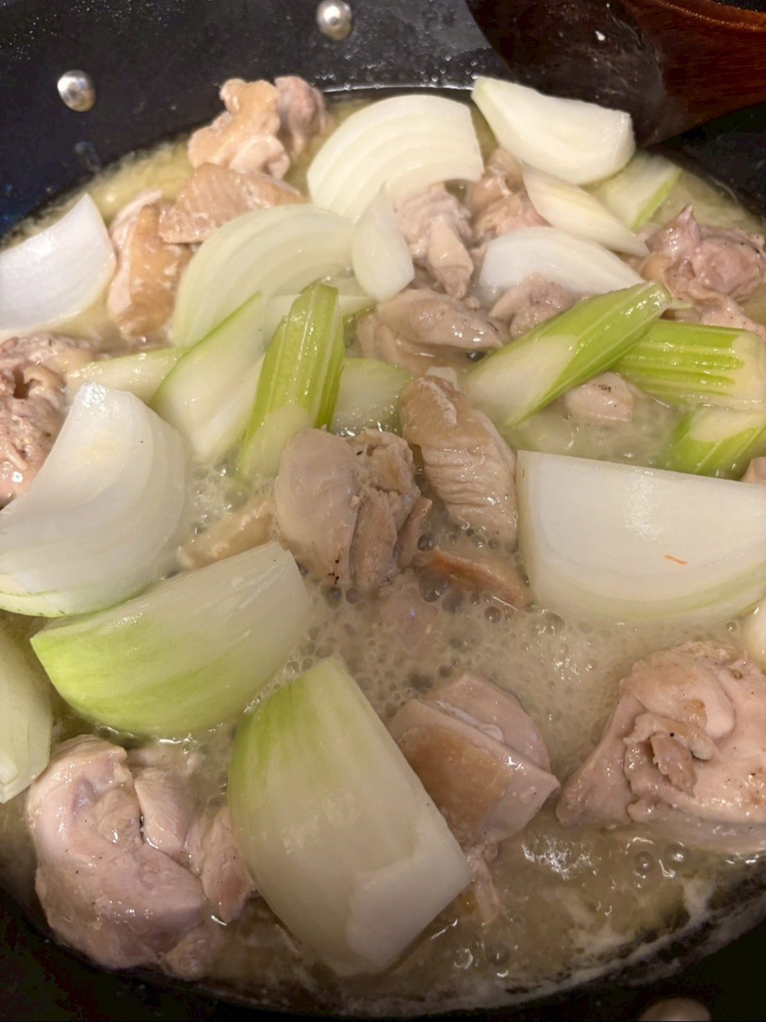 玉ねぎとセロリを投入！