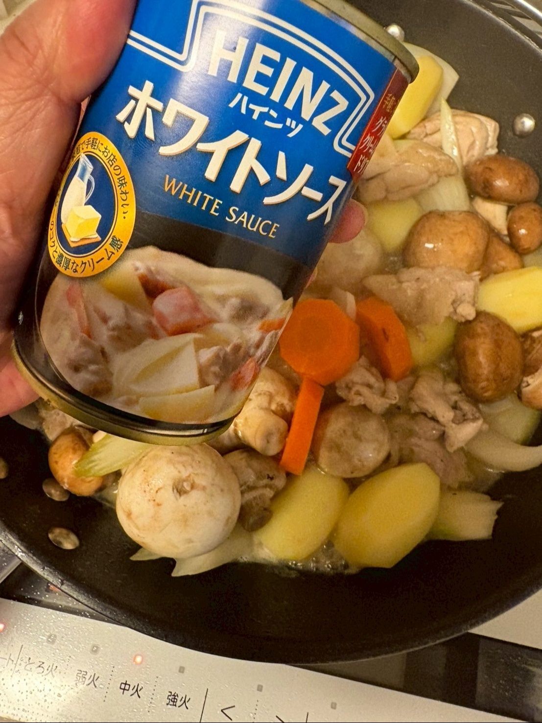 ここでハインツのホワイトソース缶を2缶投入！