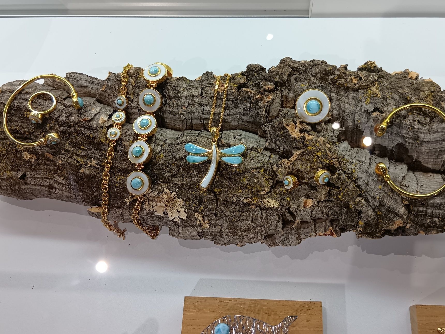 こちら、関西万博のドミニカ共和国で鑑賞することができる、展示品のアクセサリーです。