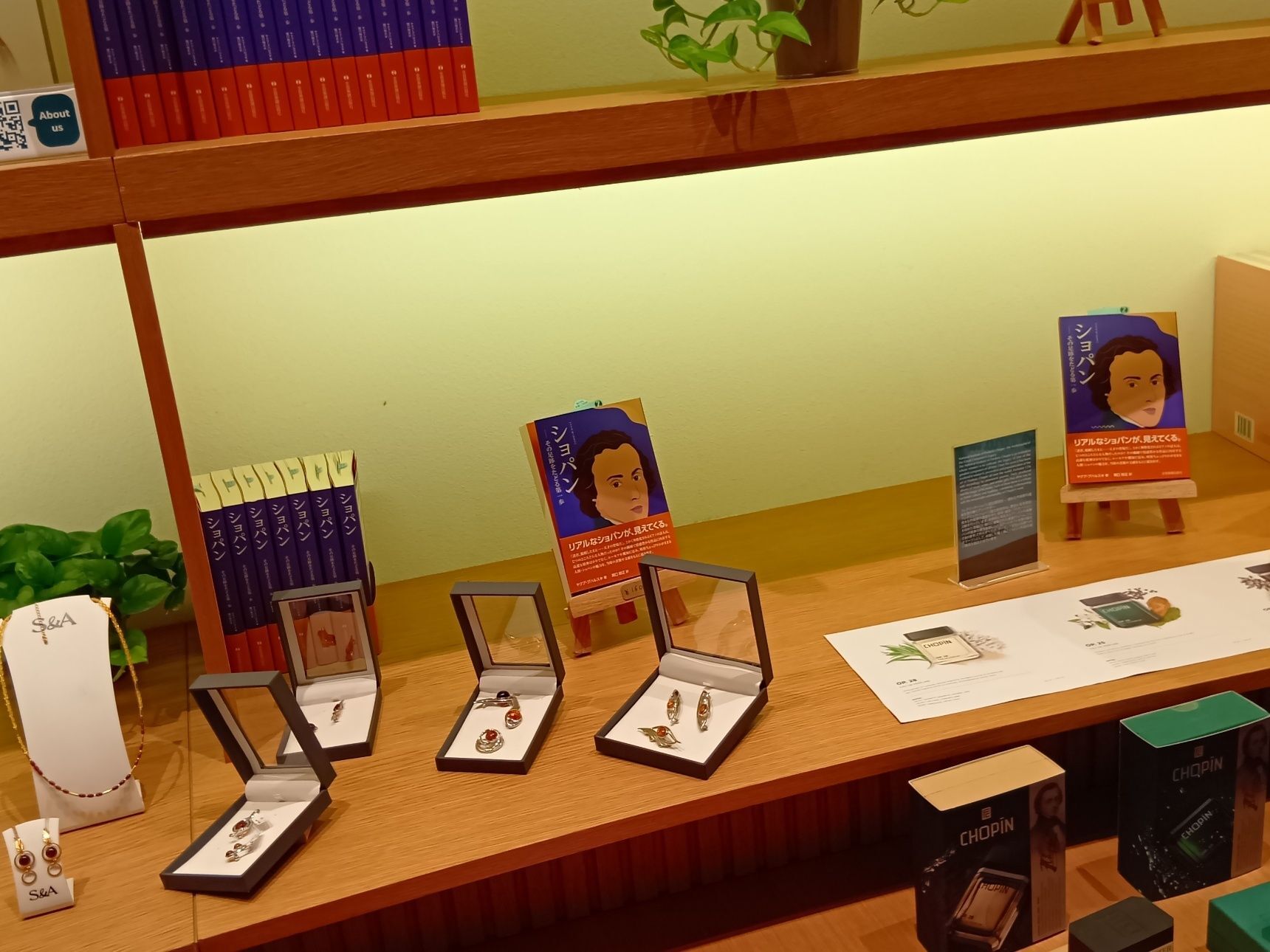 こちらもぜひ見てみたかった展示のひとつ、琥珀などの展示販売コーナー。