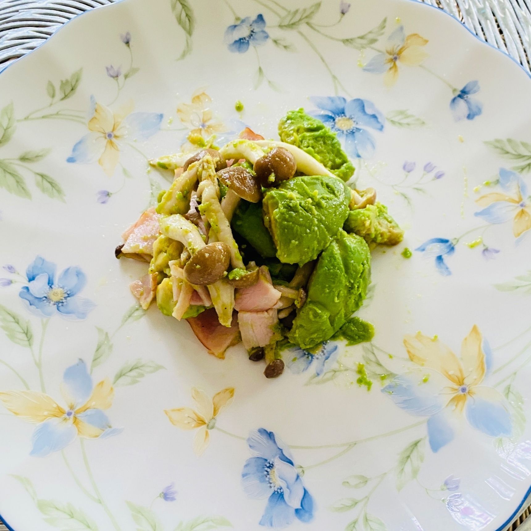 アボカドは炒めたほうが美味しい〜「アボカドとしめじのベーコン炒め」ねっとり感がたまらない