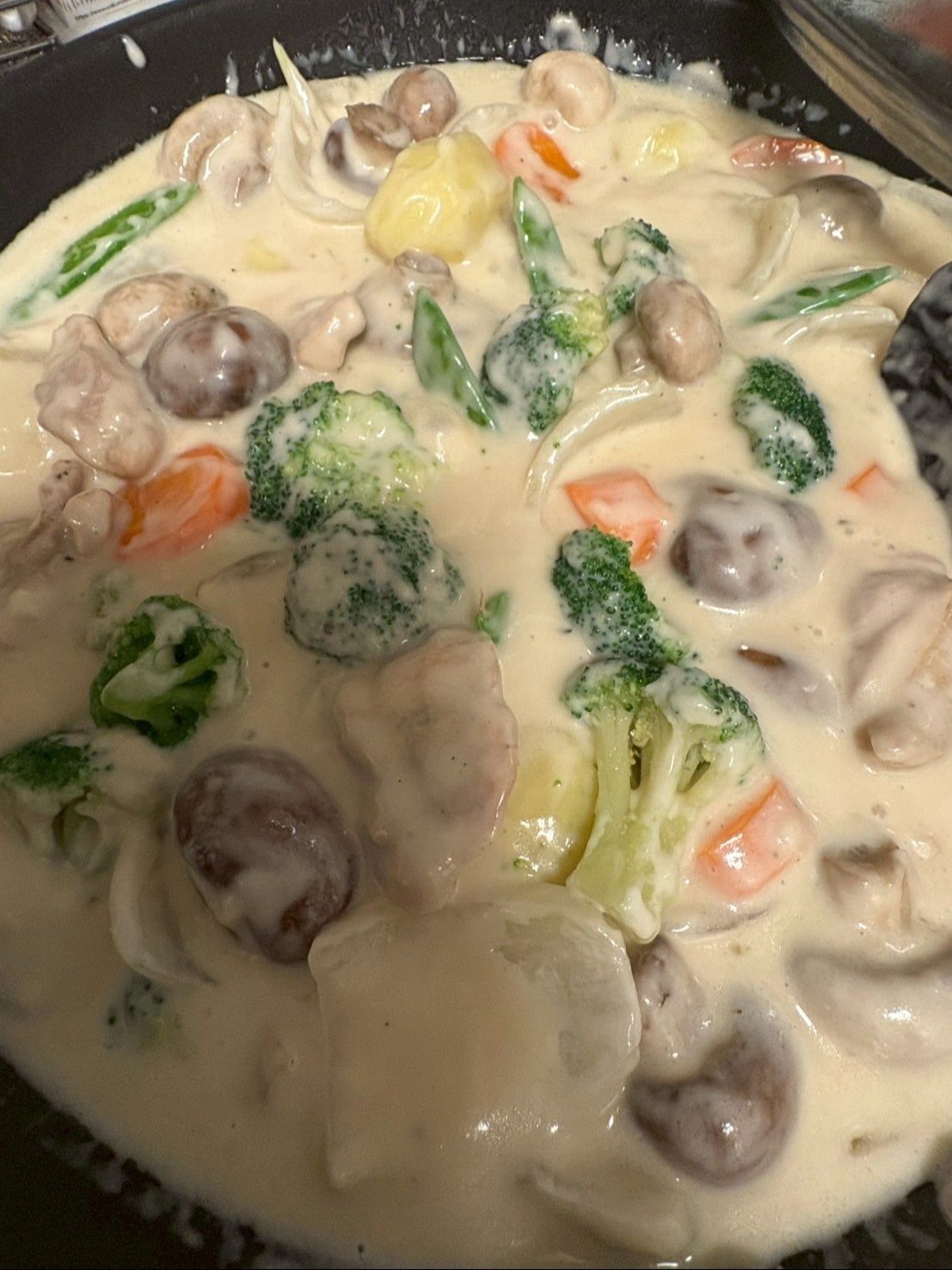 フライパンごと食卓に置いて、好きなだけよそって貰いました。