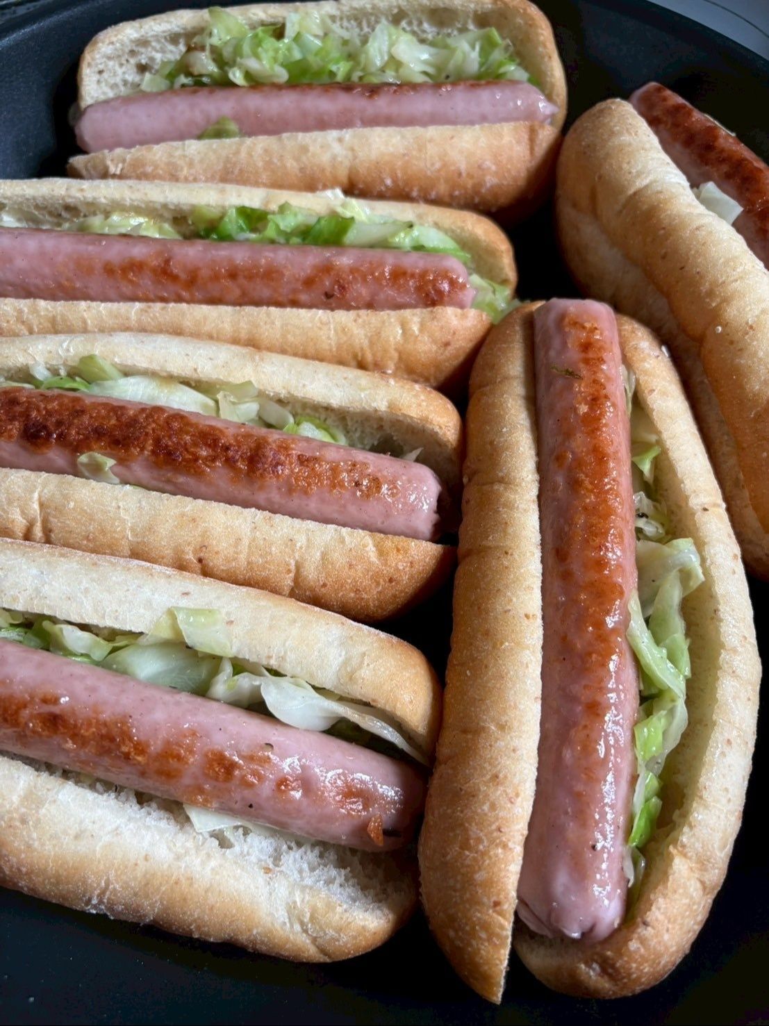 キャベツをたっぷり挟んで、ソーセージを乗せたらフライパンでカリカリに焼きます。