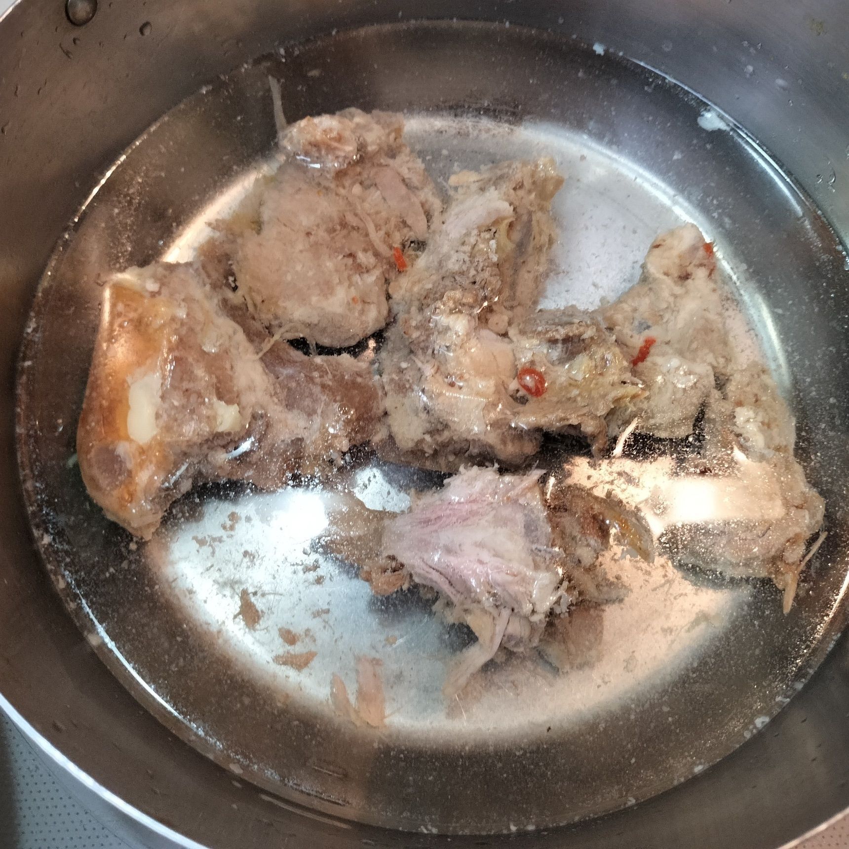 5.翌日、手順4のタッパーの中で固まった余分な脂の塊は取り除き、豚軟骨をお鍋に入れる→材料●を加えてひと煮立ちさせ、アクを取る