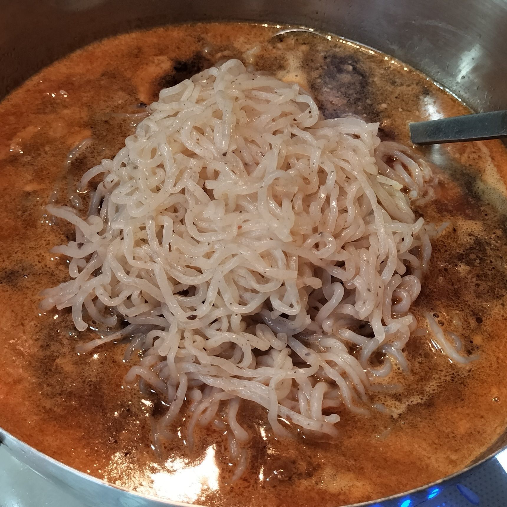 6.白滝を加えて、10分ほど煮込む