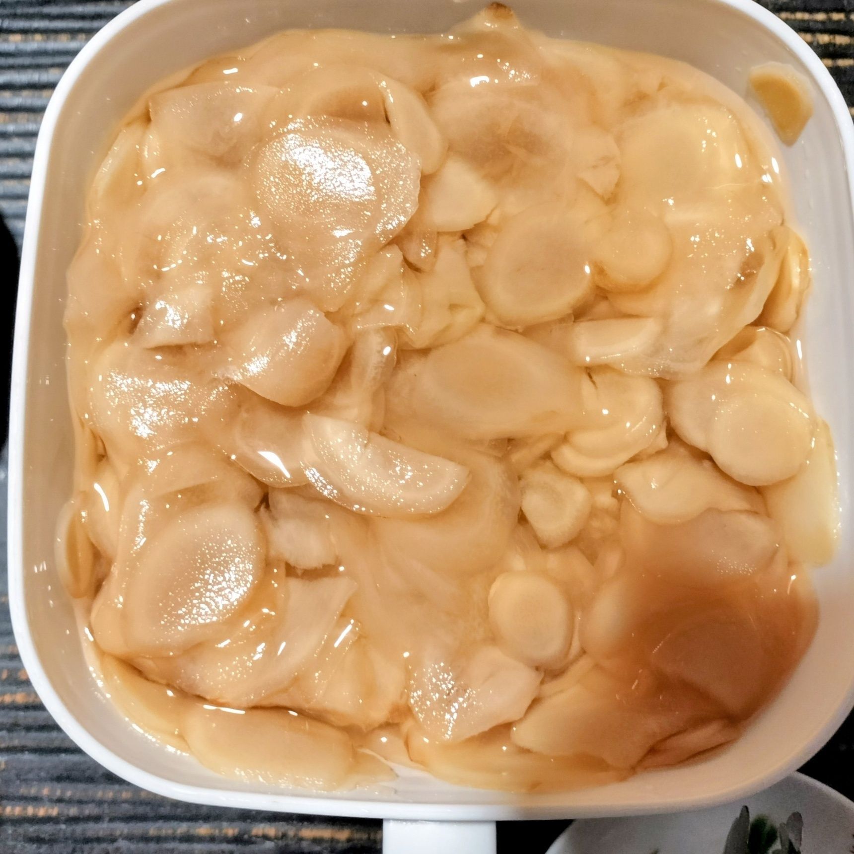 2.新生姜の甘酢漬けを千切りする