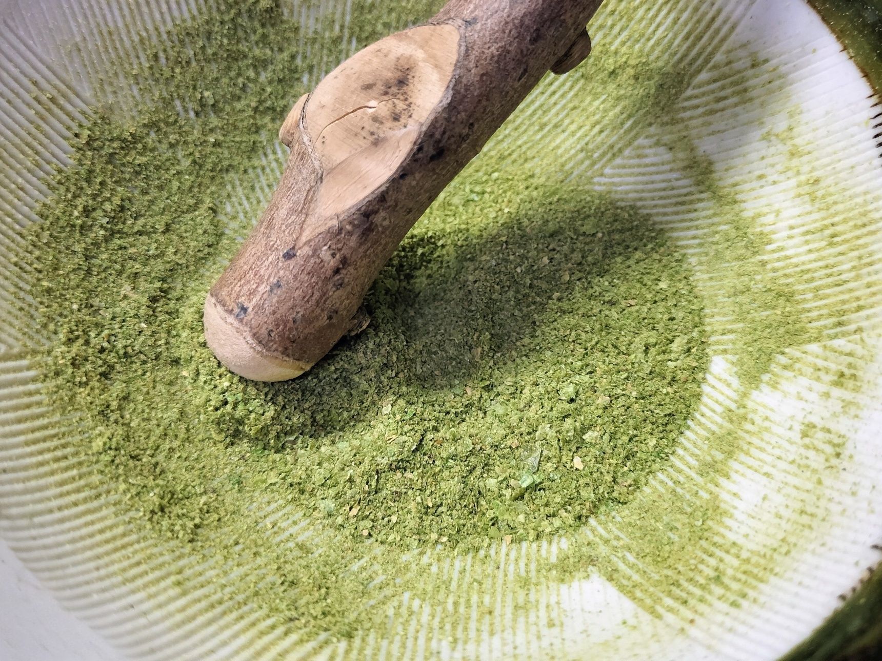 濃厚ピザ！粗挽きソーセージのチーズピザ！ピリッとした野菜の粉末（香辛料）をかけて美味！ドライ野菜！