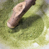 濃厚ピザ！粗挽きソーセージのチーズピザ！ピリッとした野菜の粉末（香辛料）をかけて美味！ドライ野菜！