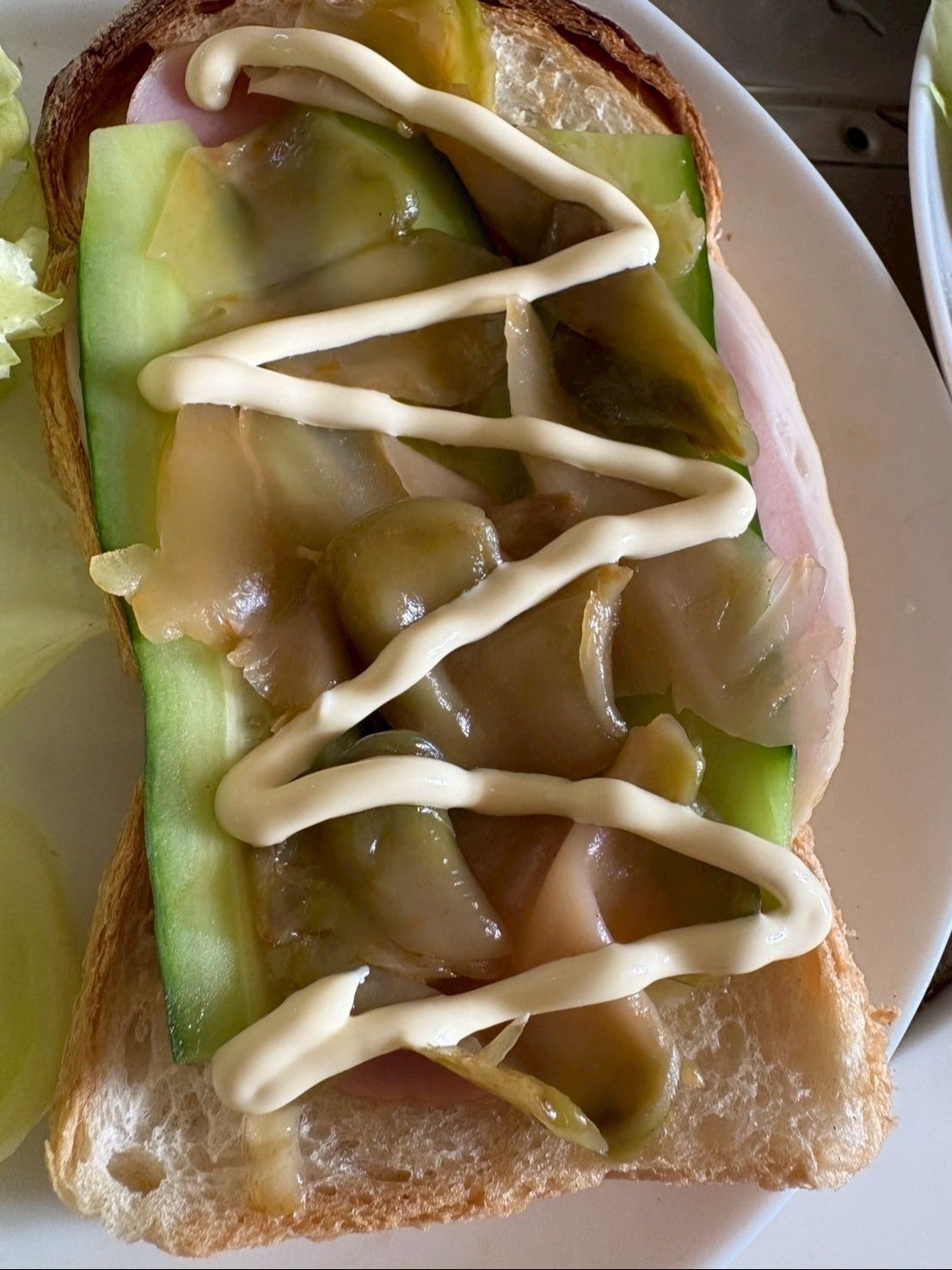 マヨネーズの細い口でシュルシュルとジグザグを描きます！