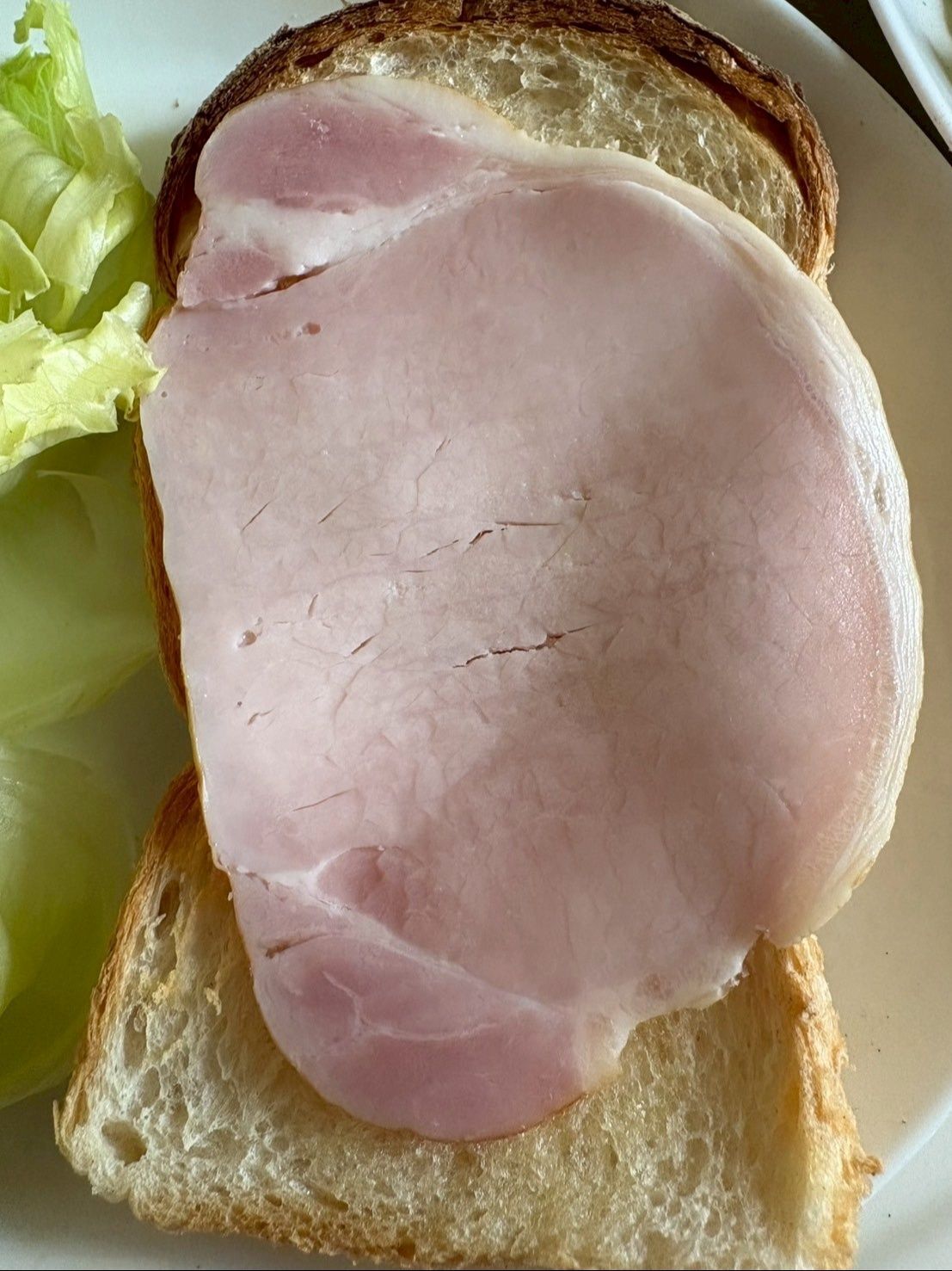 トーストしたパンにバターを塗りロースハムを乗せます！