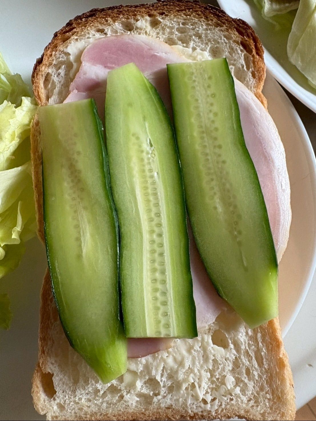 キュウリの薄切りを乗せます！