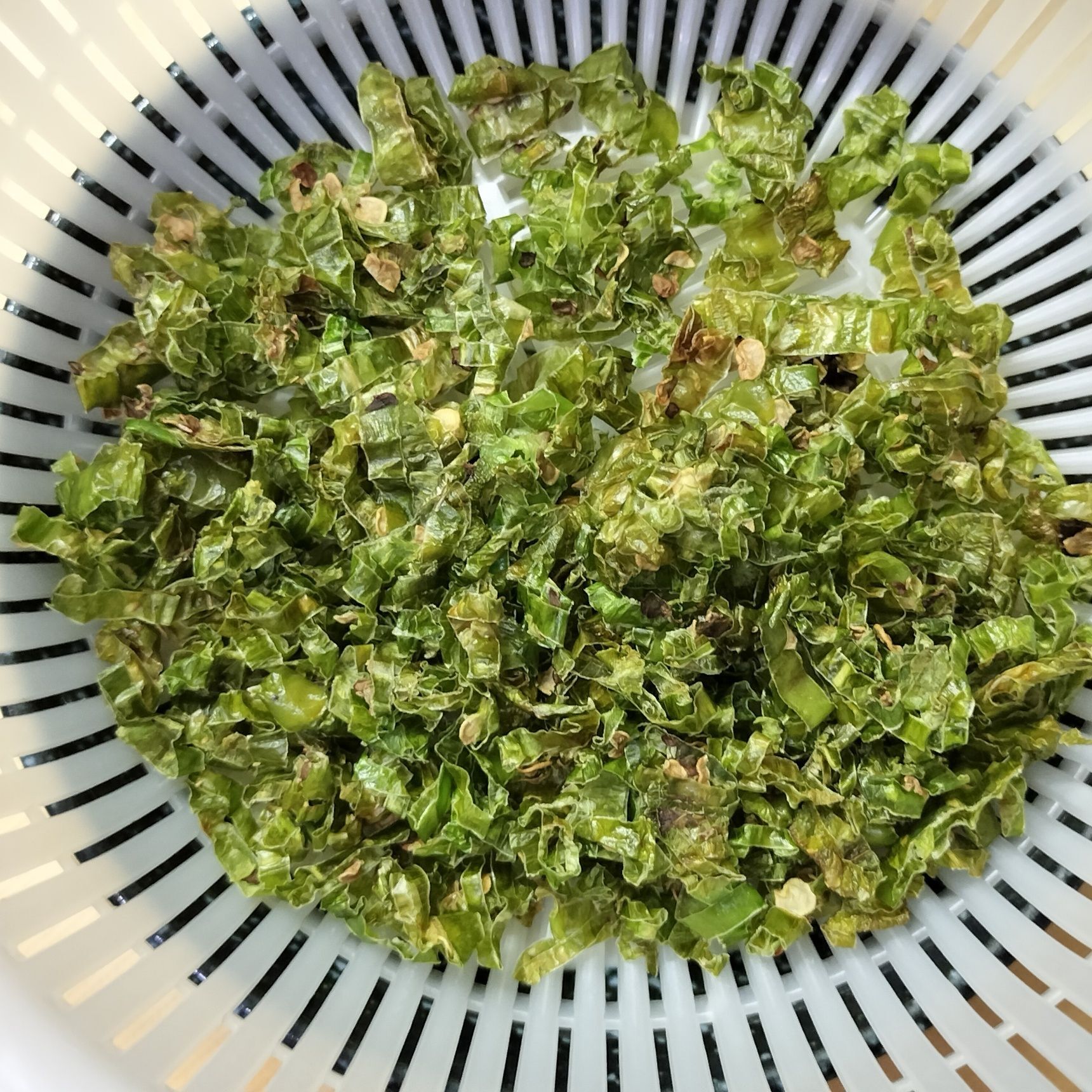 4、ボウルとザルを合わせて、手順3のししとうを入れる→軽く揺する