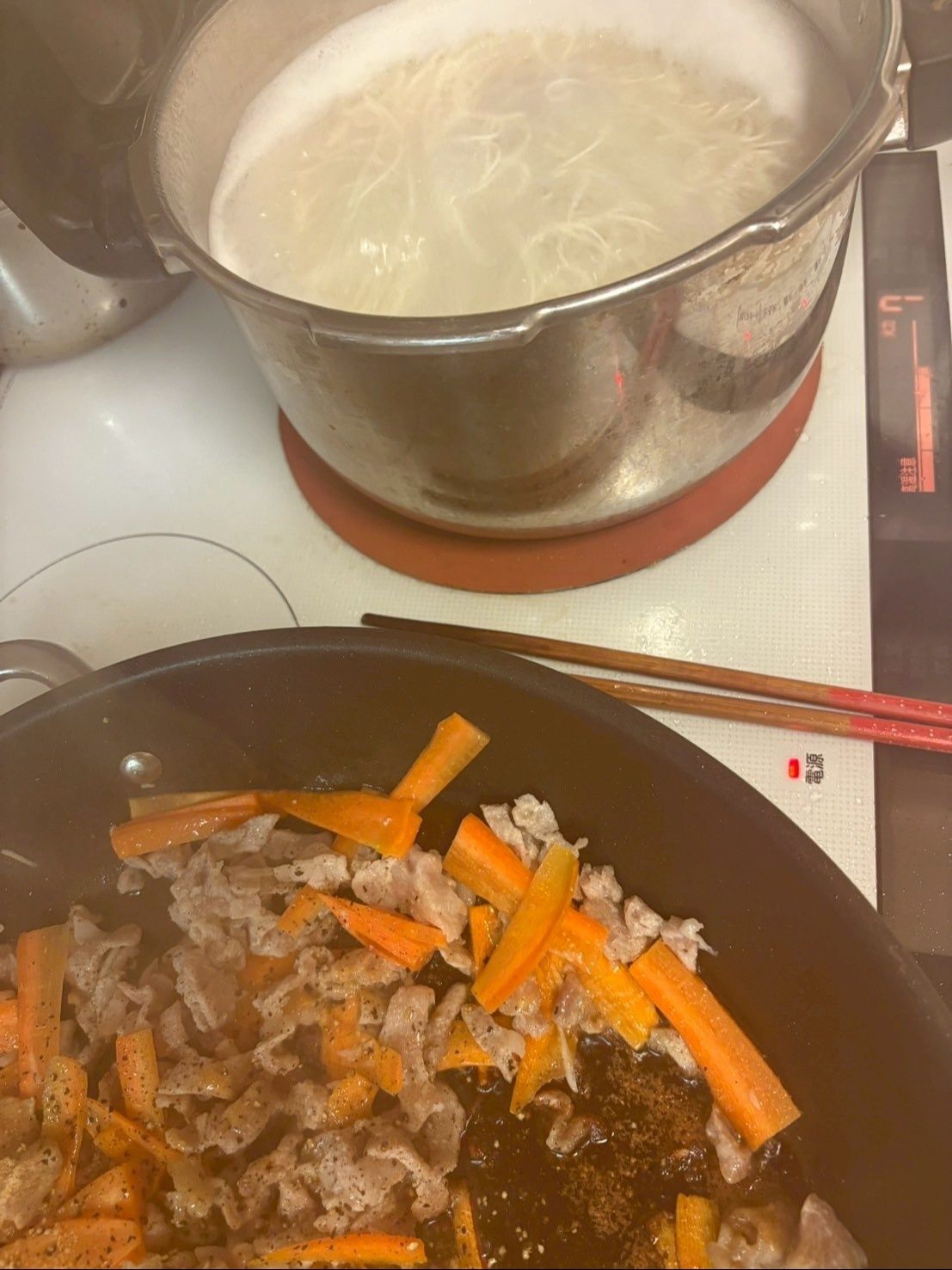 この頃となりではそうめんを茹でています。