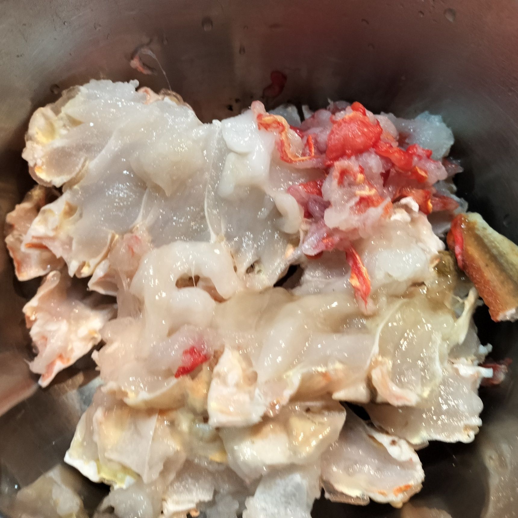 1. 鍋にカニの肩肉（生）を入れ、水を注ぎ入れてる→ひと煮立ちさせ、アクを取る→弱火〜中火で10分ほど煮る→粗熱が取れたら、冷蔵庫で2時間ほど保存して旨味を出す