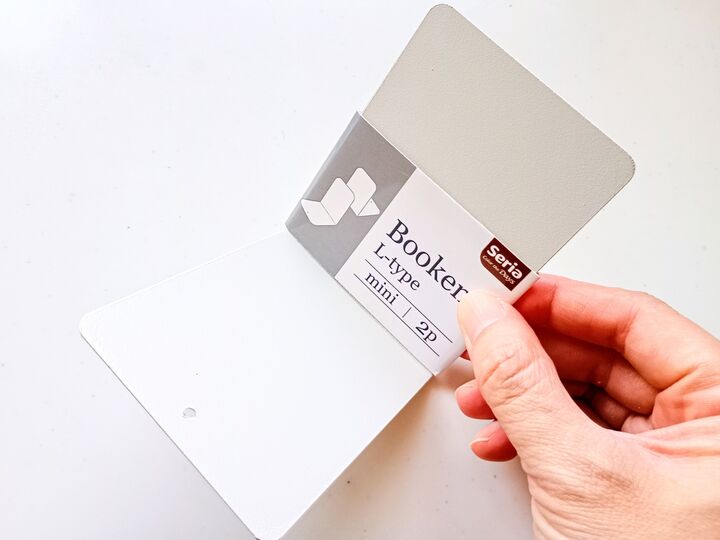 〈100均〉2個110円の「ミニブックエンド」を本以外に使ったら…?家じゅうの収納が超快適に