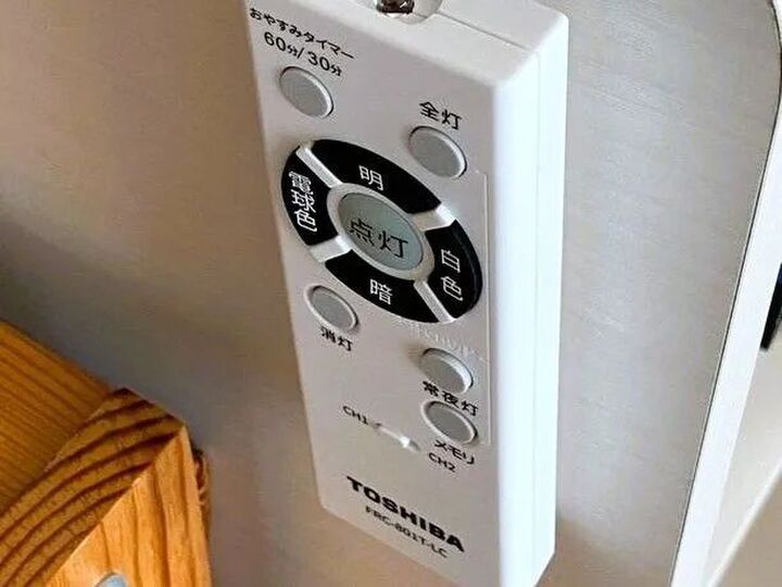 壁に「穴」を開けずにリモコンを固定する方法。こんなに便利なグッズがあるなんて♪