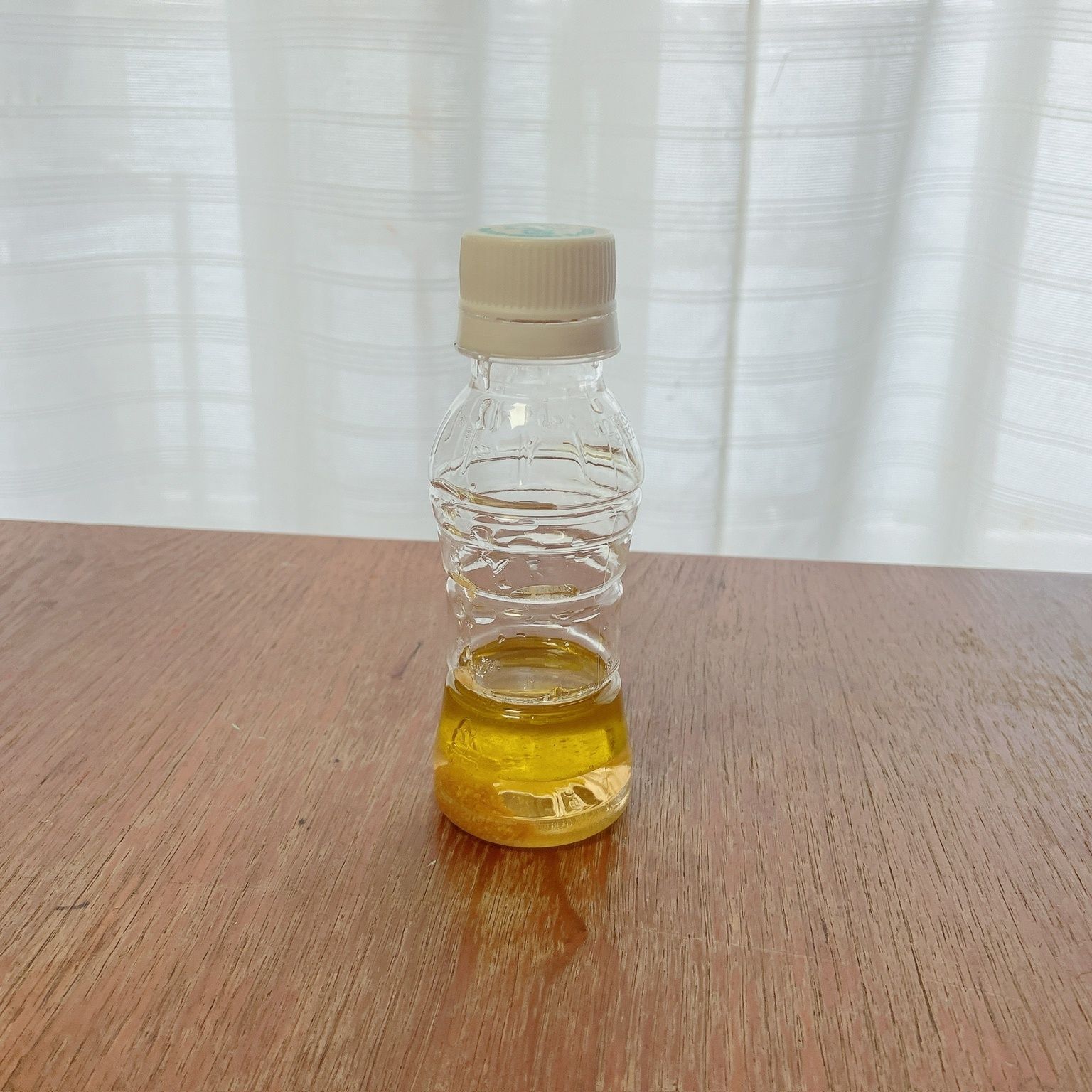 ラベルを外した容器に材料を入れていく