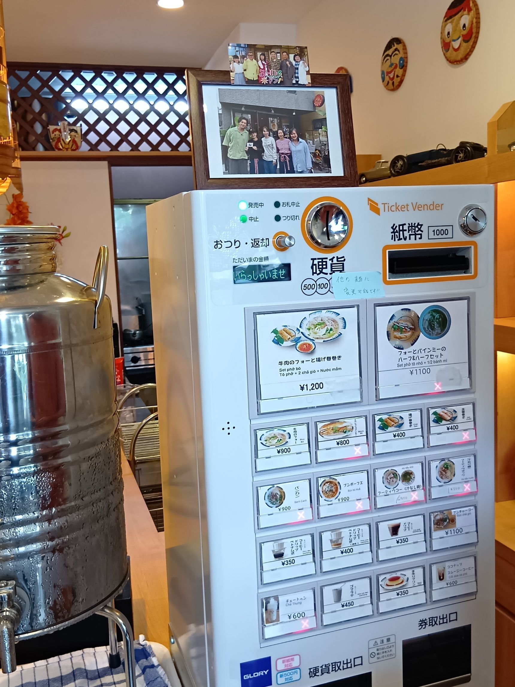 カウンター席のみ、空いていました！とっても、異国感があって、オシャレでくつろげる雰囲気！