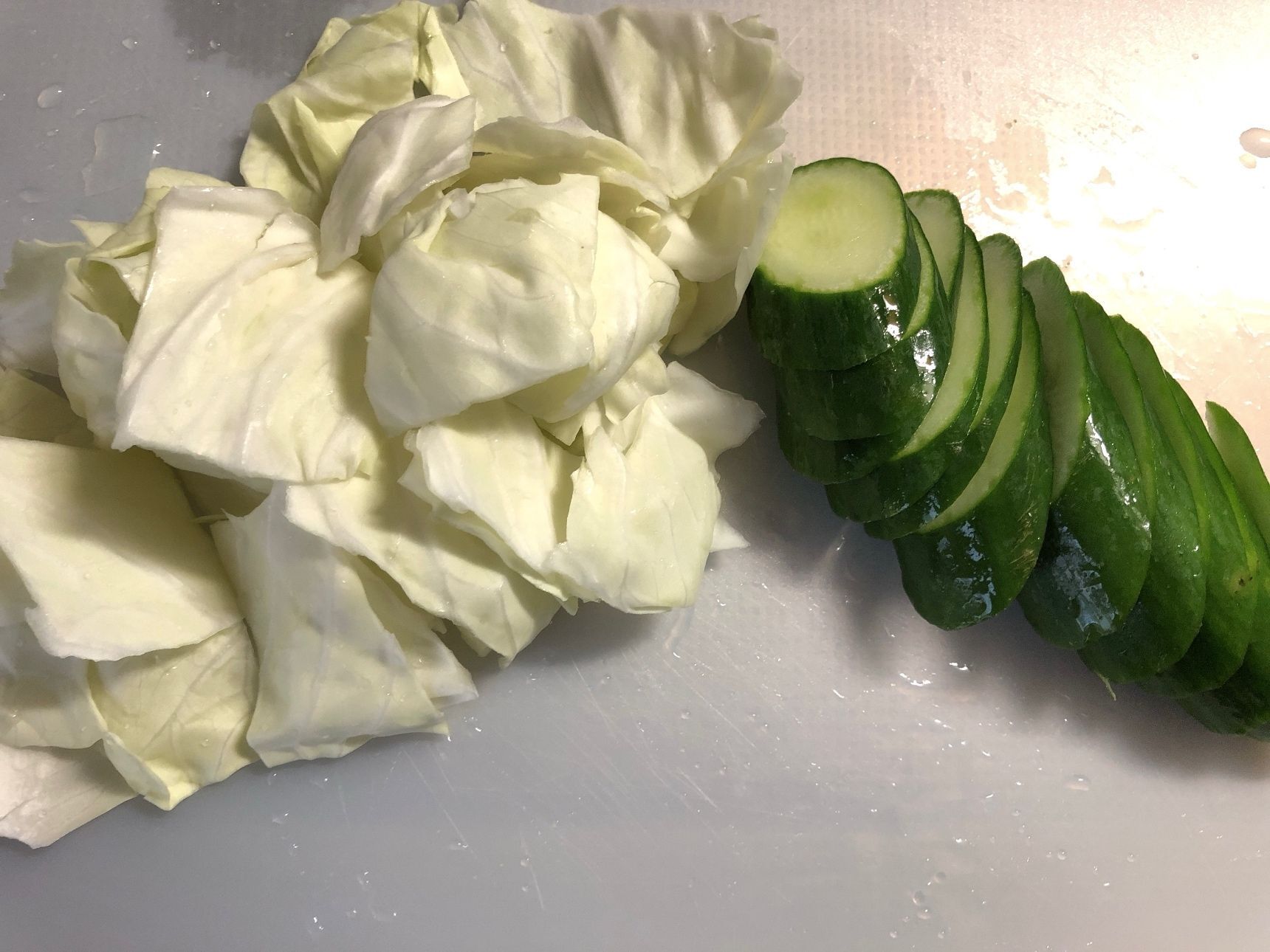 野菜は洗って きゅうりはヘタを切り落とし斜め切りに、キャベツは芯を取ってザク切りにします