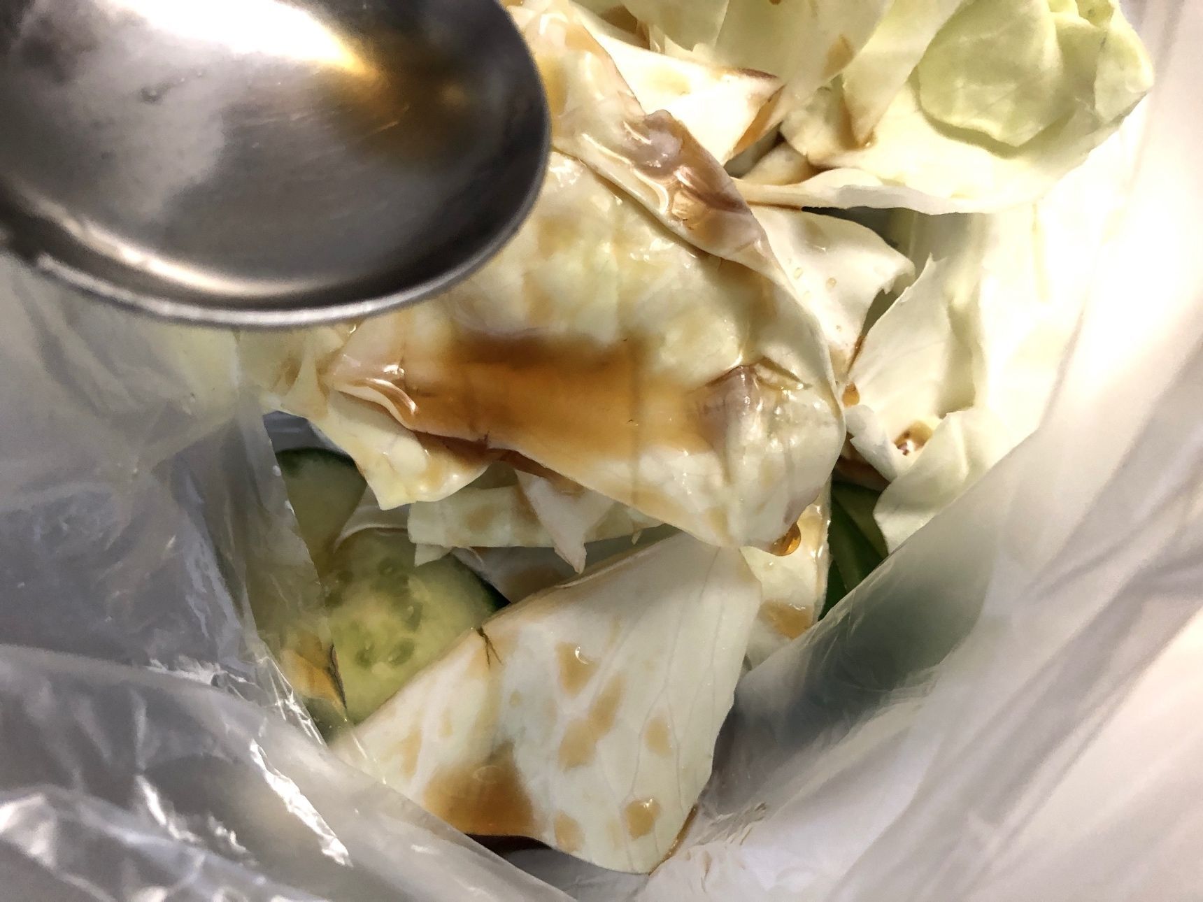 ビニール袋の中にきゅうり、キャベツ、昆布つゆを入れ冷蔵庫へ
