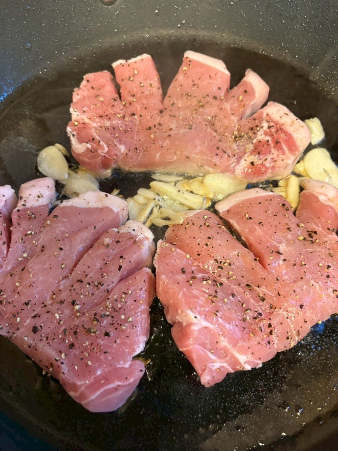 お肉を並べたら、両面塩コショウをしてよく焼いてください。