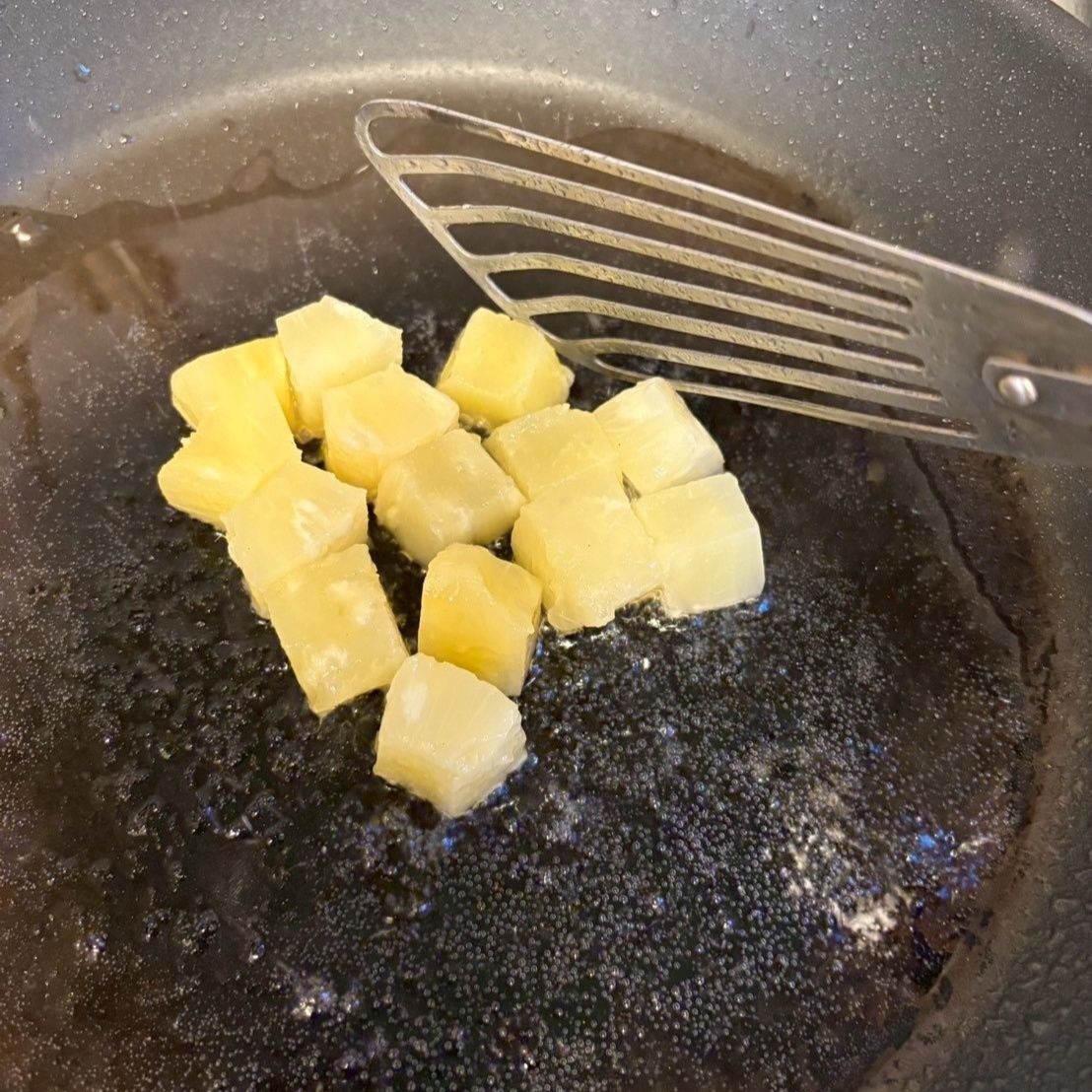 缶から出したパイナップルを軽く焼いて取り出しておきます。