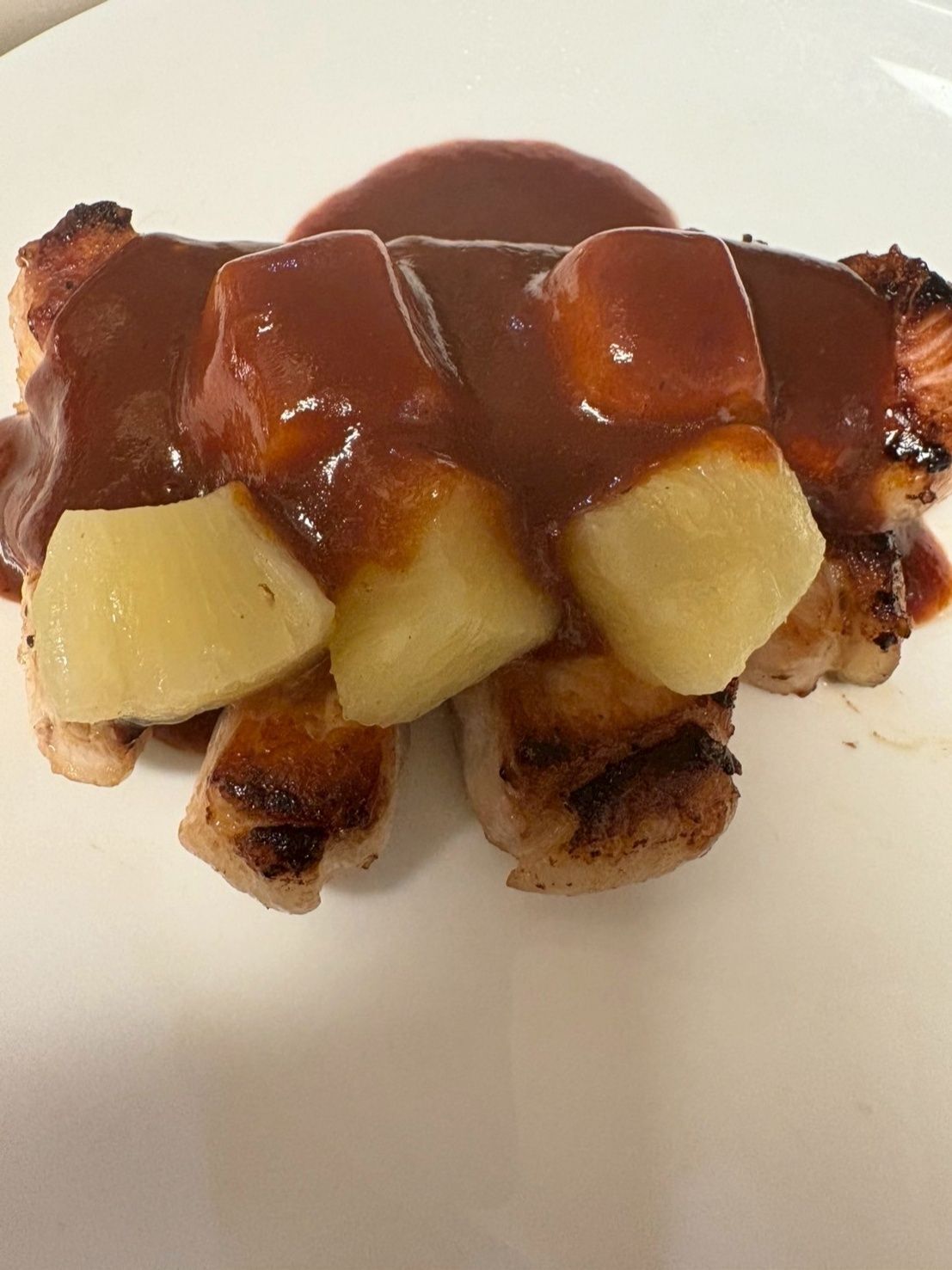 パイナップルを乗せてソースをたっぷりかけます。