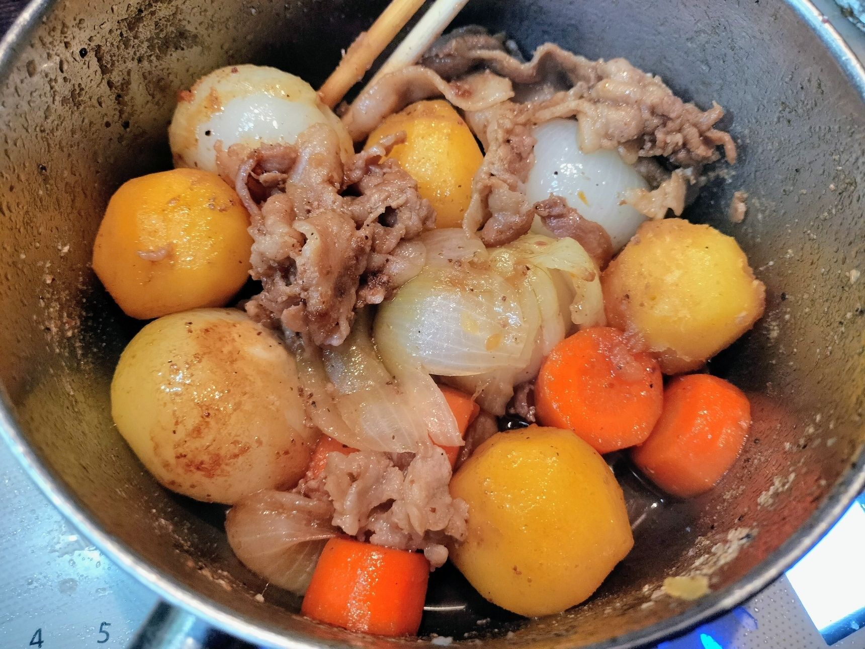 3、材料●を加えて、ひと煮立ちさせる→中火で20分ほど煮る