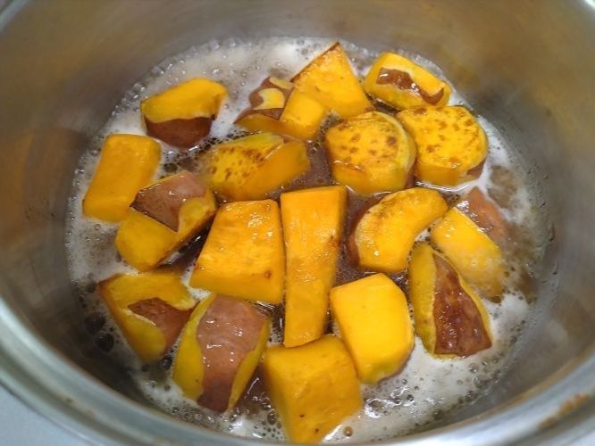 だしと調味料で煮る