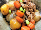 出汁の効いたコク旨肉じゃが！まるごと野菜で作る見た目も可愛い肉じゃが！