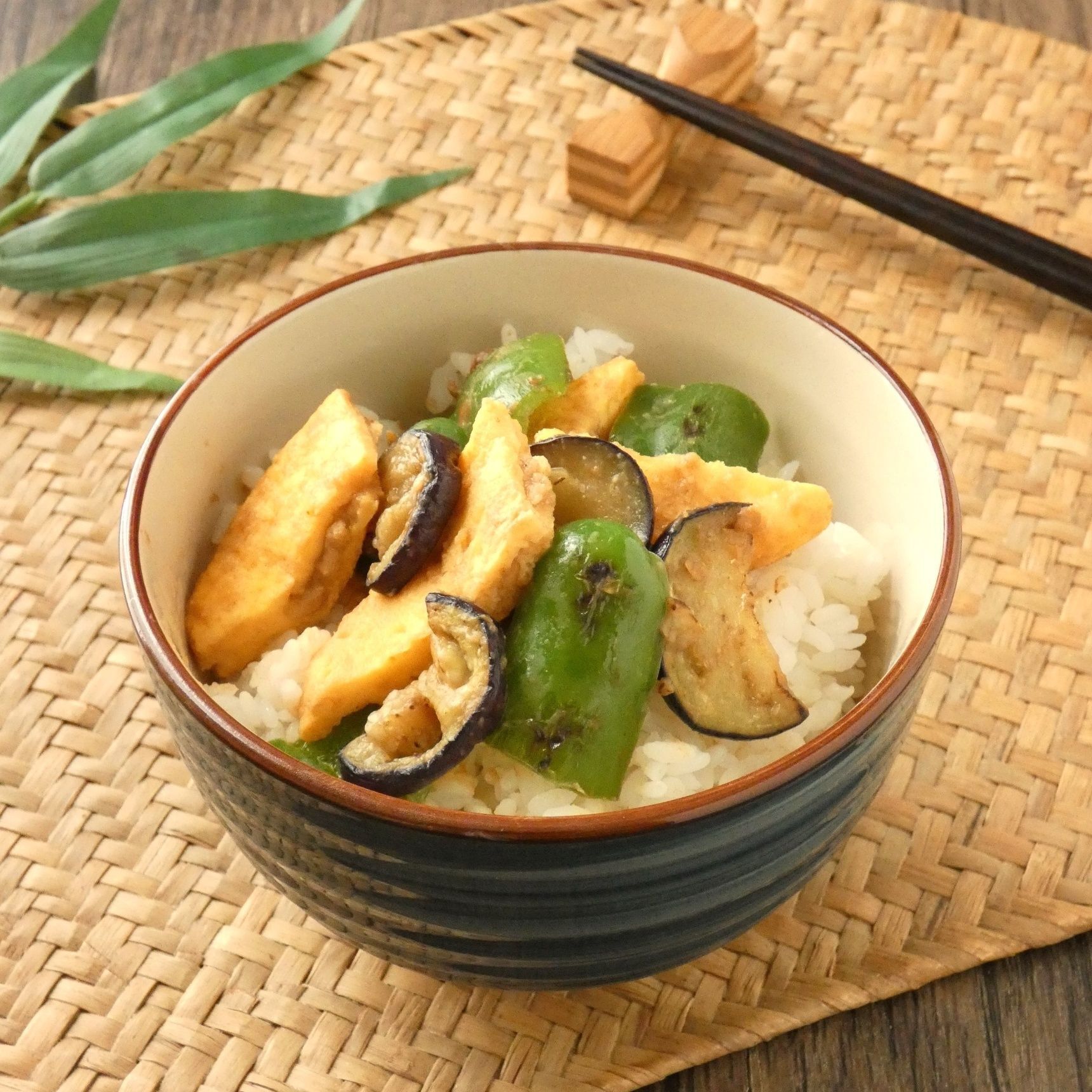お肉の代わりにお弁当用冷凍オムレツ！「冷凍オムレツとナスの味噌炒め丼」
