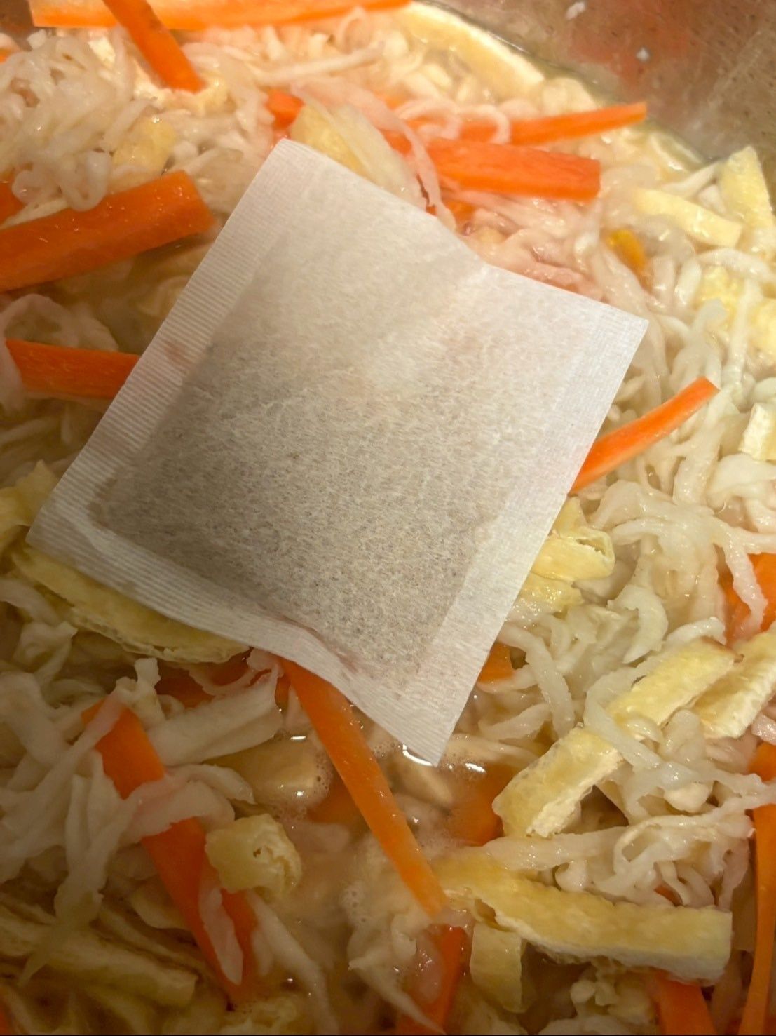 袋入りの鰹だしを入れました。
