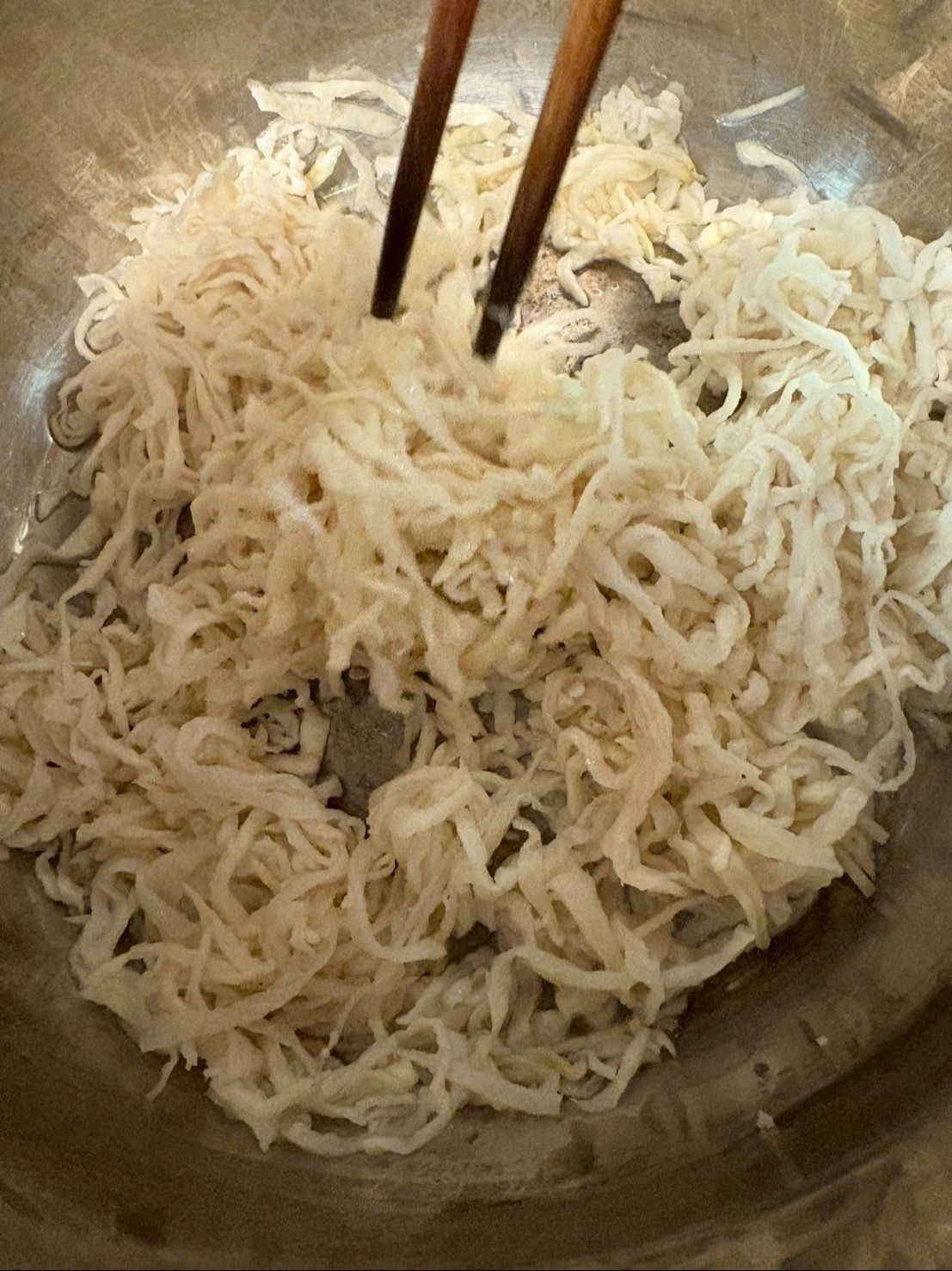 油を入れた鍋に切り干しを入れて良く炒めます！