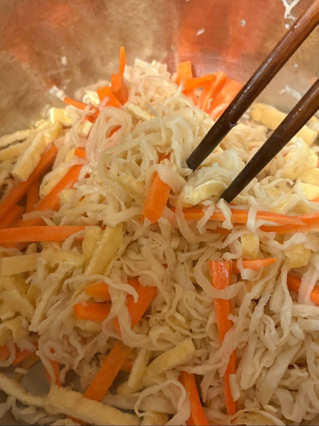 人参と油揚げも入れて、材料がまんべんなく混ざる様にしてください。