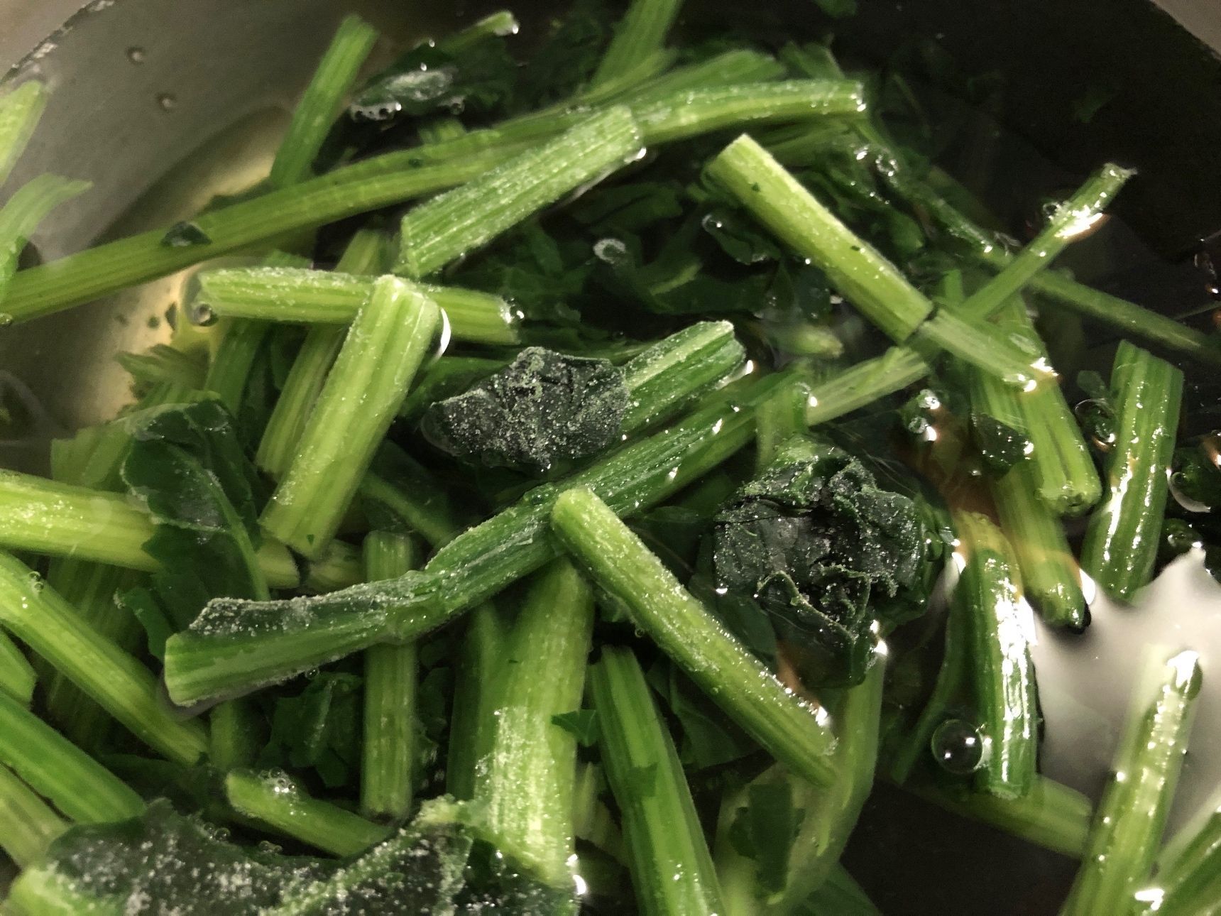 鍋に冷凍ほうれん草、水、昆布つゆを入れて火にかけます