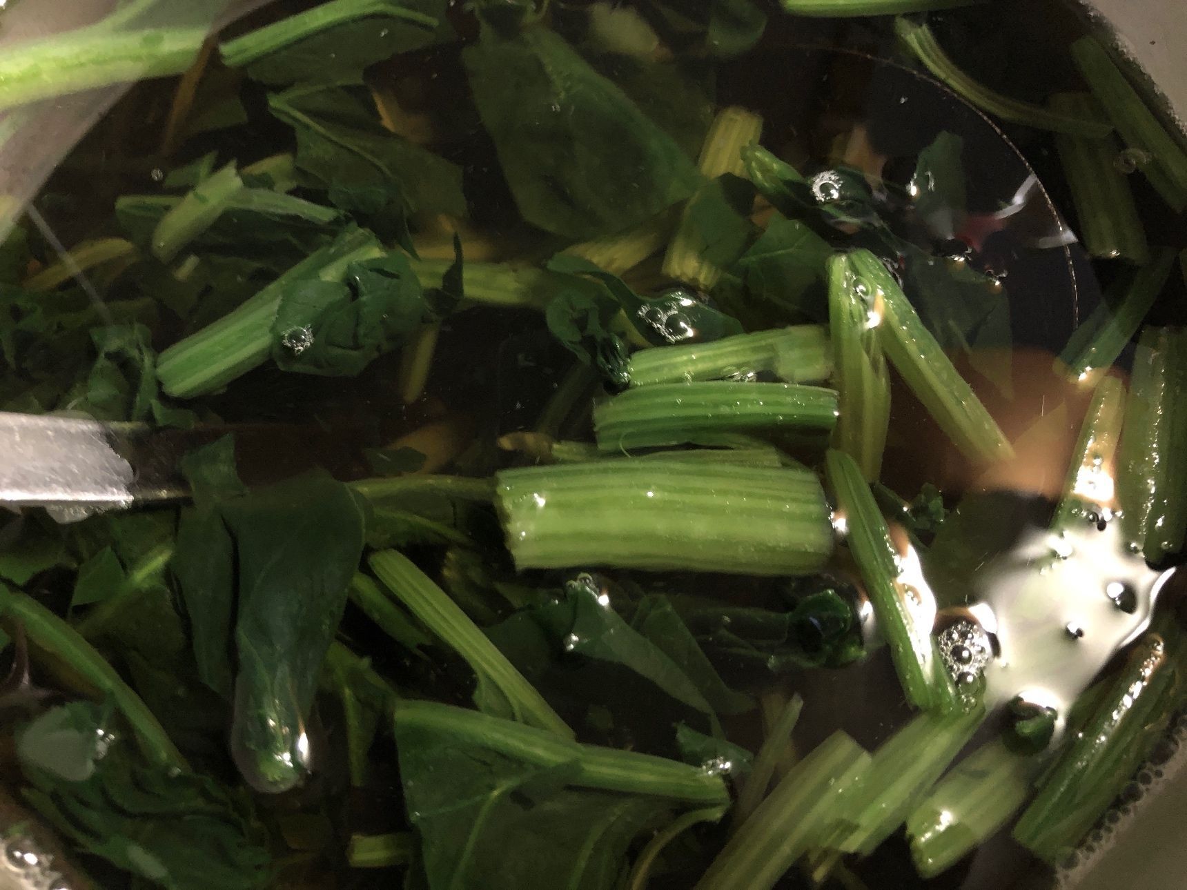ほうれん草に火が通ったら、水溶き片栗粉を加えます