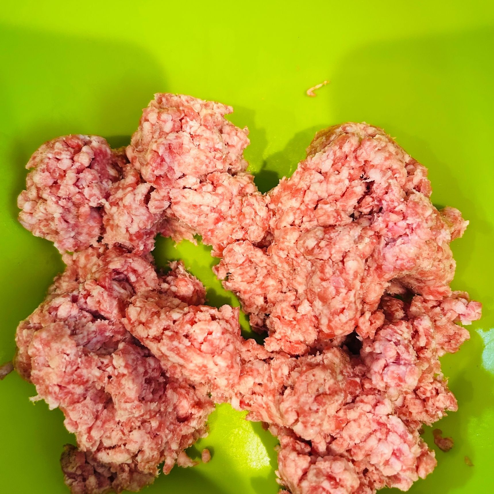 2.合い挽き肉に塩胡椒します