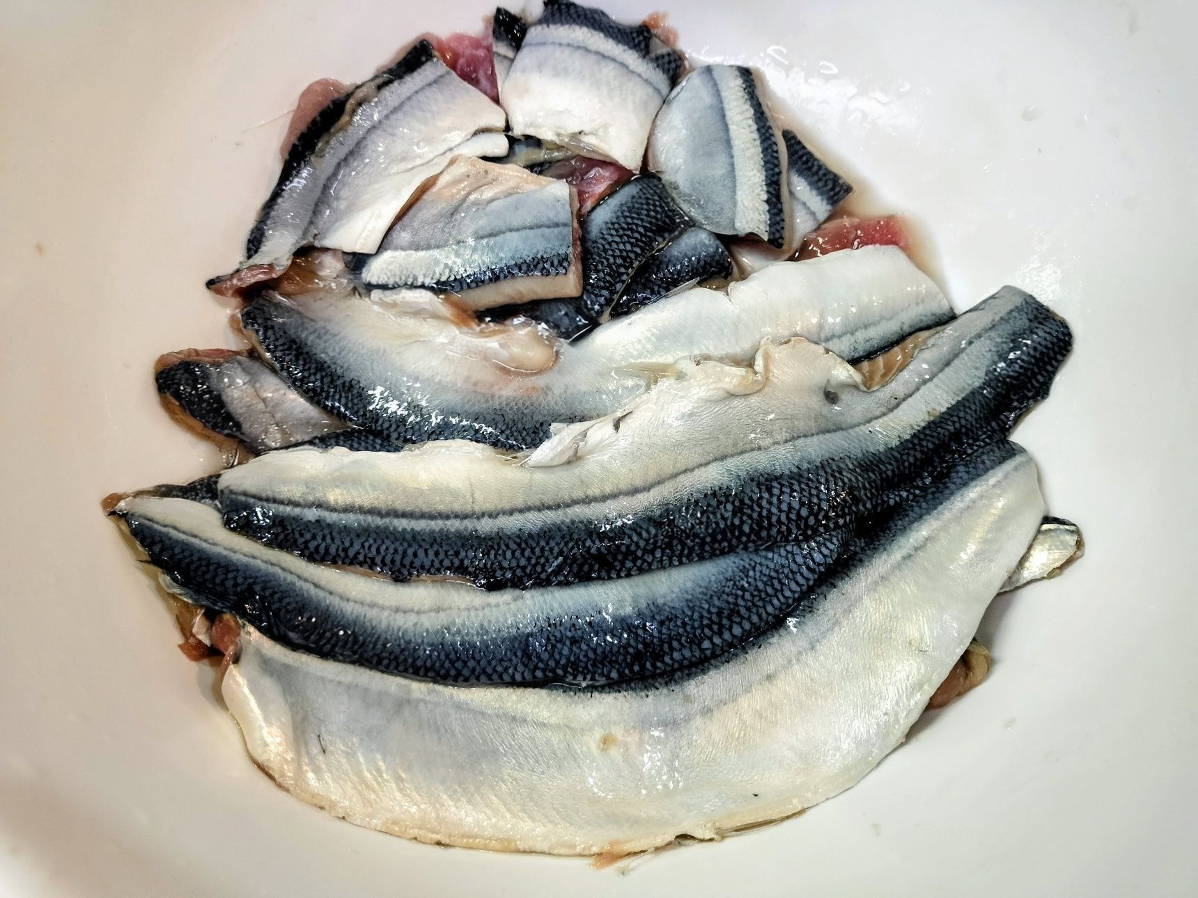 2、さんまを捌く（3枚おろし）→綺麗に洗って、水気を拭き取る→蒲焼き用はそのまま、南蛮漬け用は四つ切りにしてボウルに入れる→片栗粉をまぶす