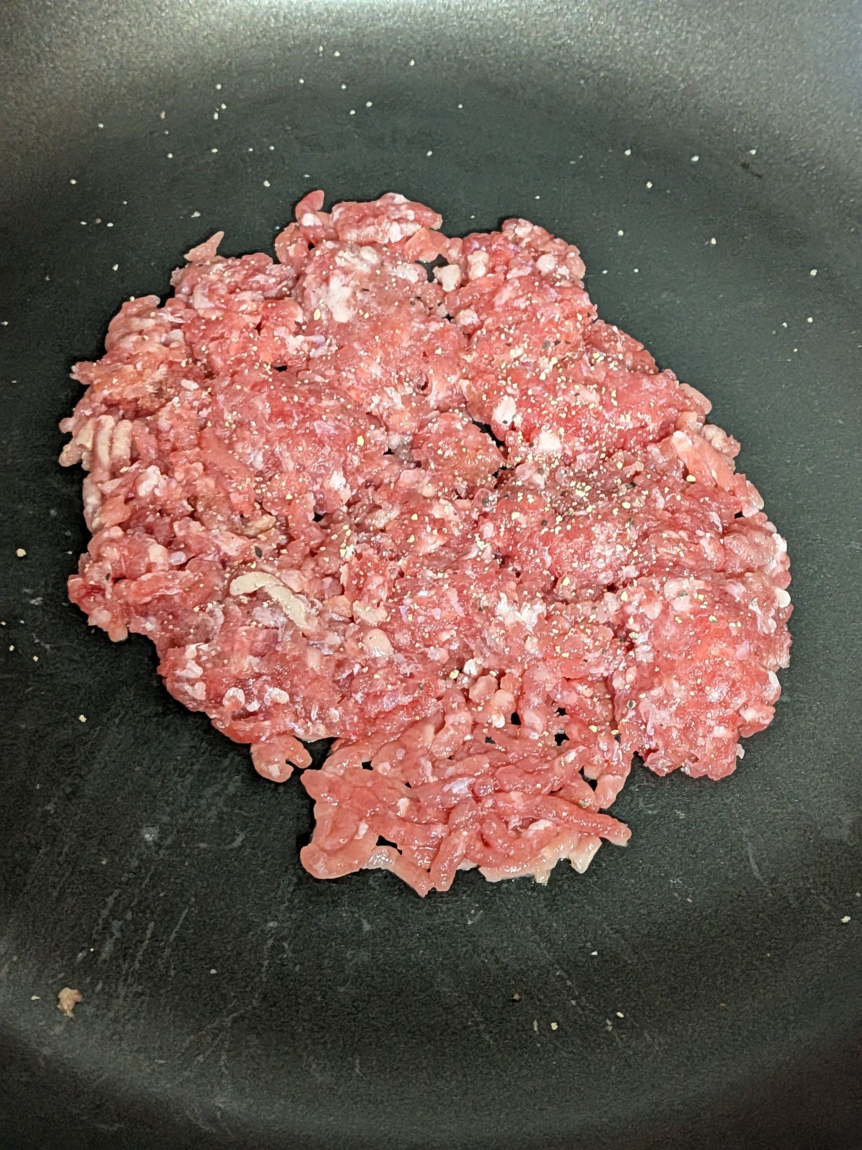 先にひき肉を焼いたバージョンも美味しいです。ひき肉を広げて塩コショウをしたら焼きめをつける。焼きめがついたらトルティーヤの皮を上からのせてひっくり返す