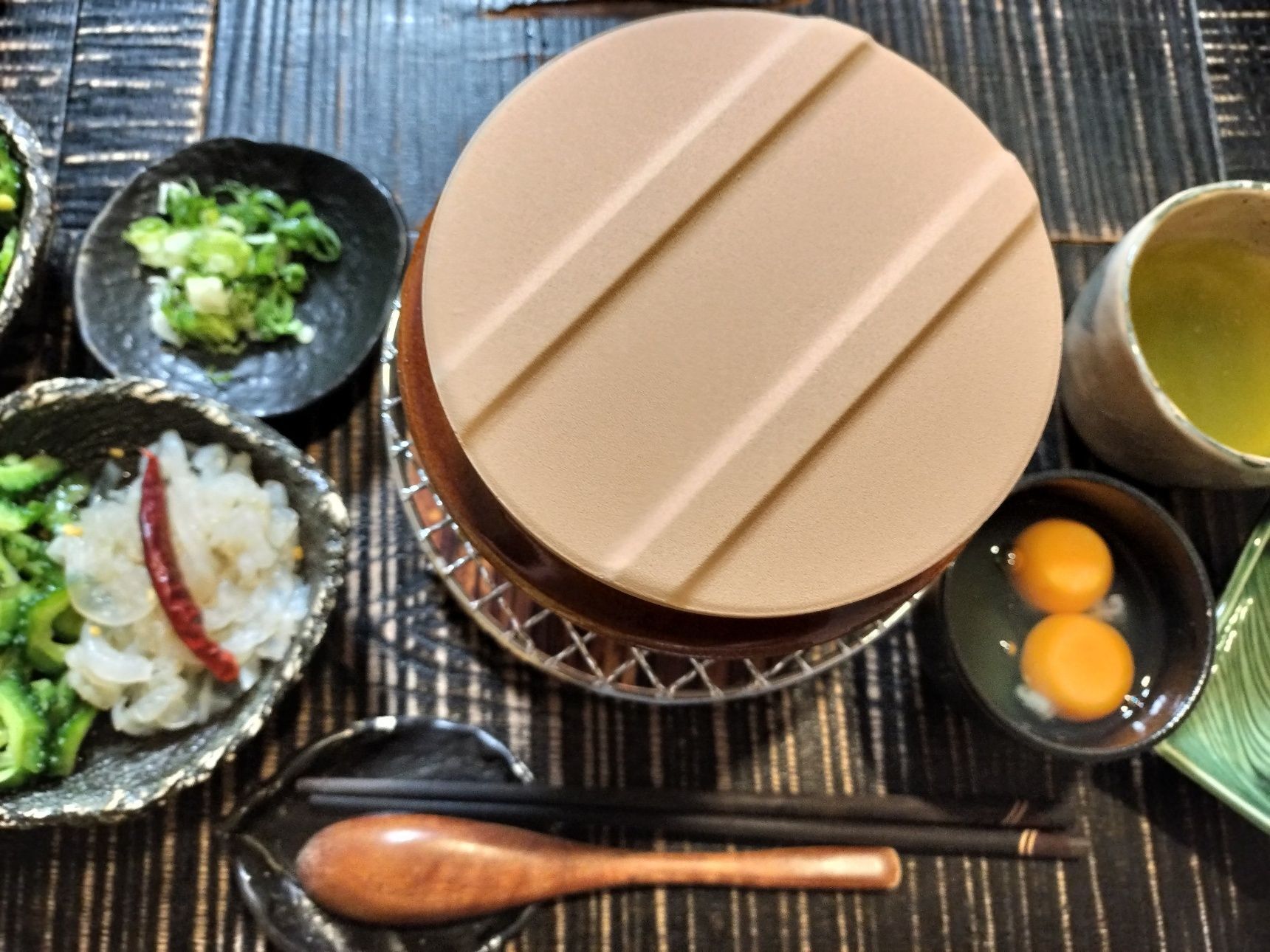 4. 卓上コンロに100均の固形燃料を入れて、手順3の釜をのせる→固形燃料に火をつける→10〜15分待つ