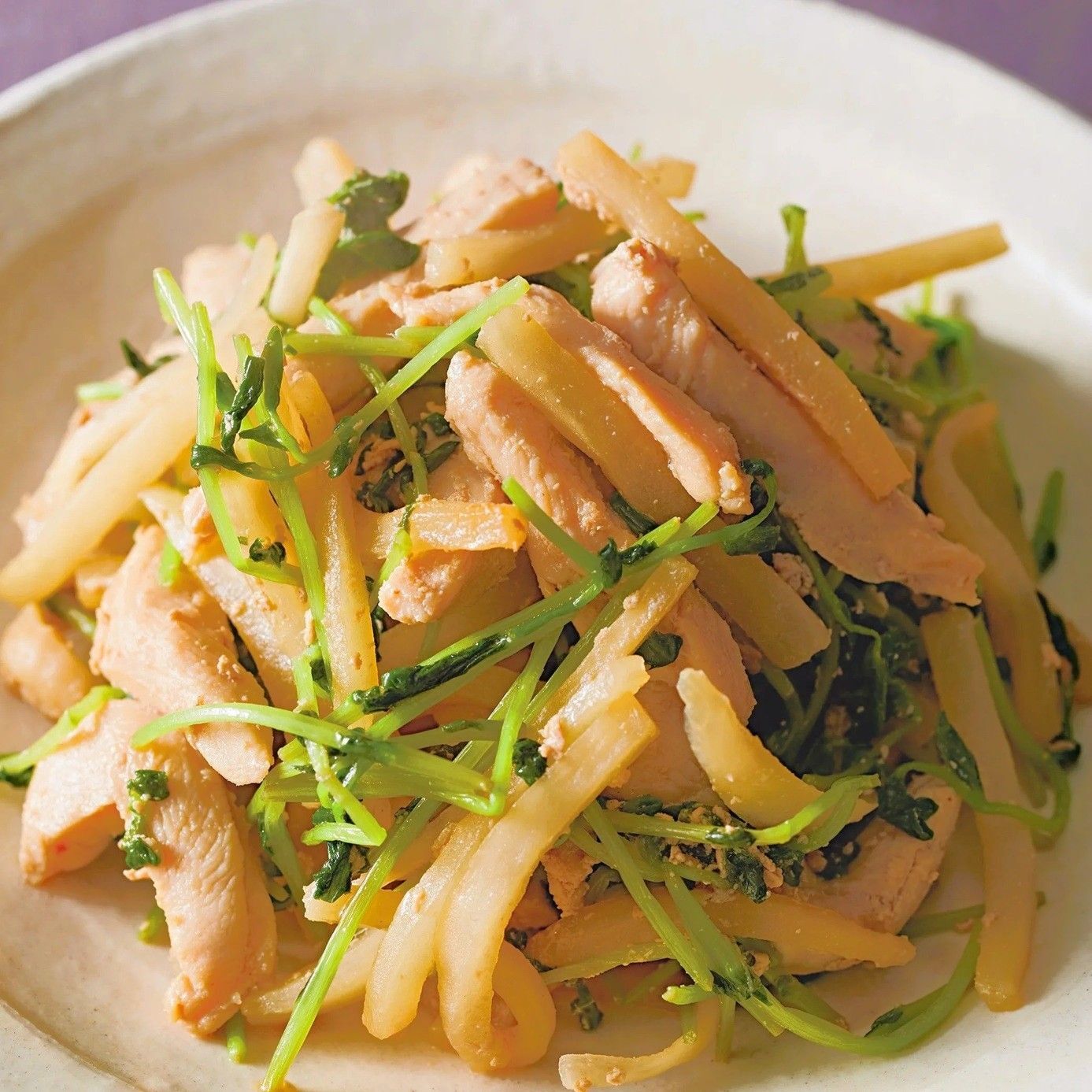 1枚80円の鶏むねで作る「鶏肉と大根のオイスターいため」の作り方。野菜をたっぷりとれるレシピです♪