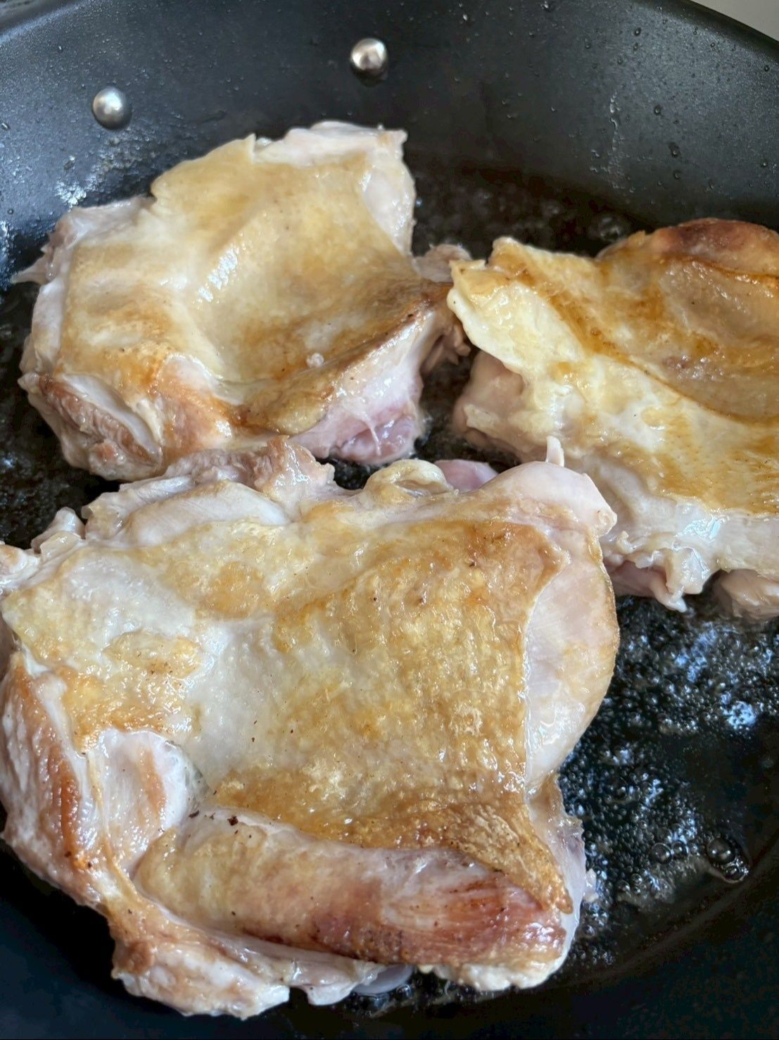 フライパンで鶏モモ肉を両面焼きます！