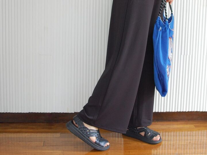 【ユニクロ】40代大人女子が履きたい「美脚パンツ」。スタイルアップ間違いなし♡これは絶対買いですよー!