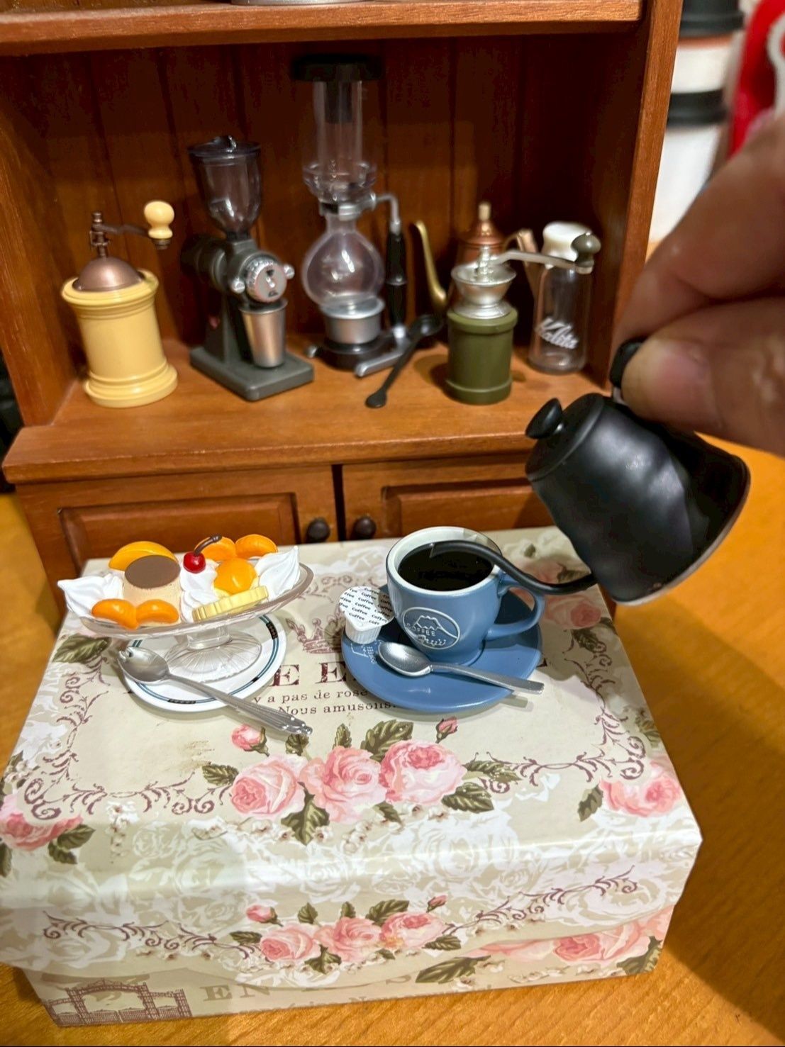 プリンアラモードも付けて、コーヒーを注ぎます。
