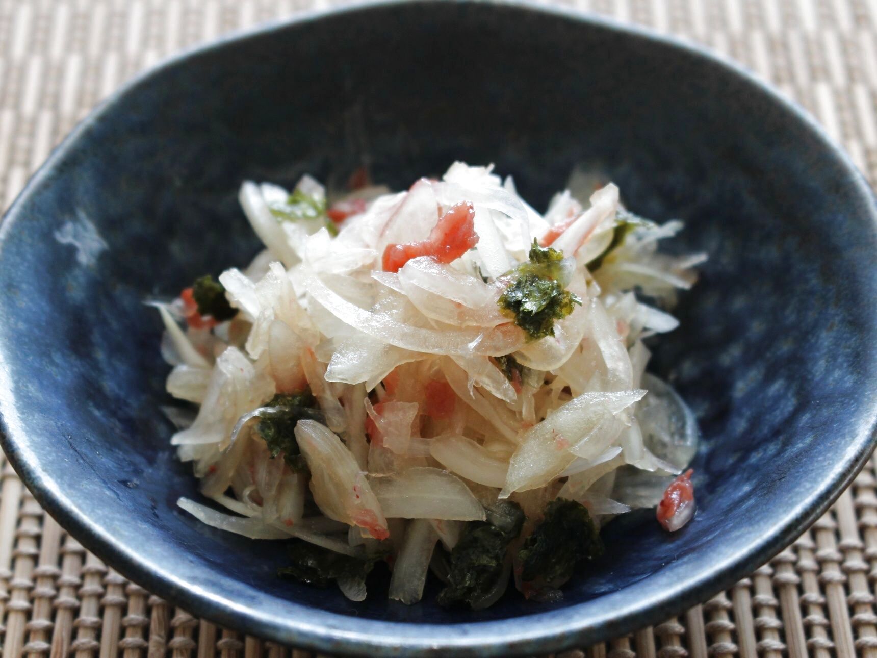 【残暑も海藻でミネラル補給～海苔を使った簡単料理】オニオンスライス梅のり和え